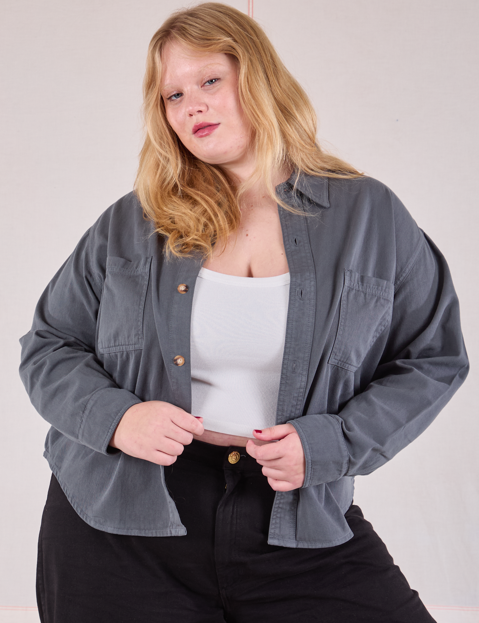 Juliet is 5&#39;7&quot; and wearing L Cropped Overshirt in Slate Grey