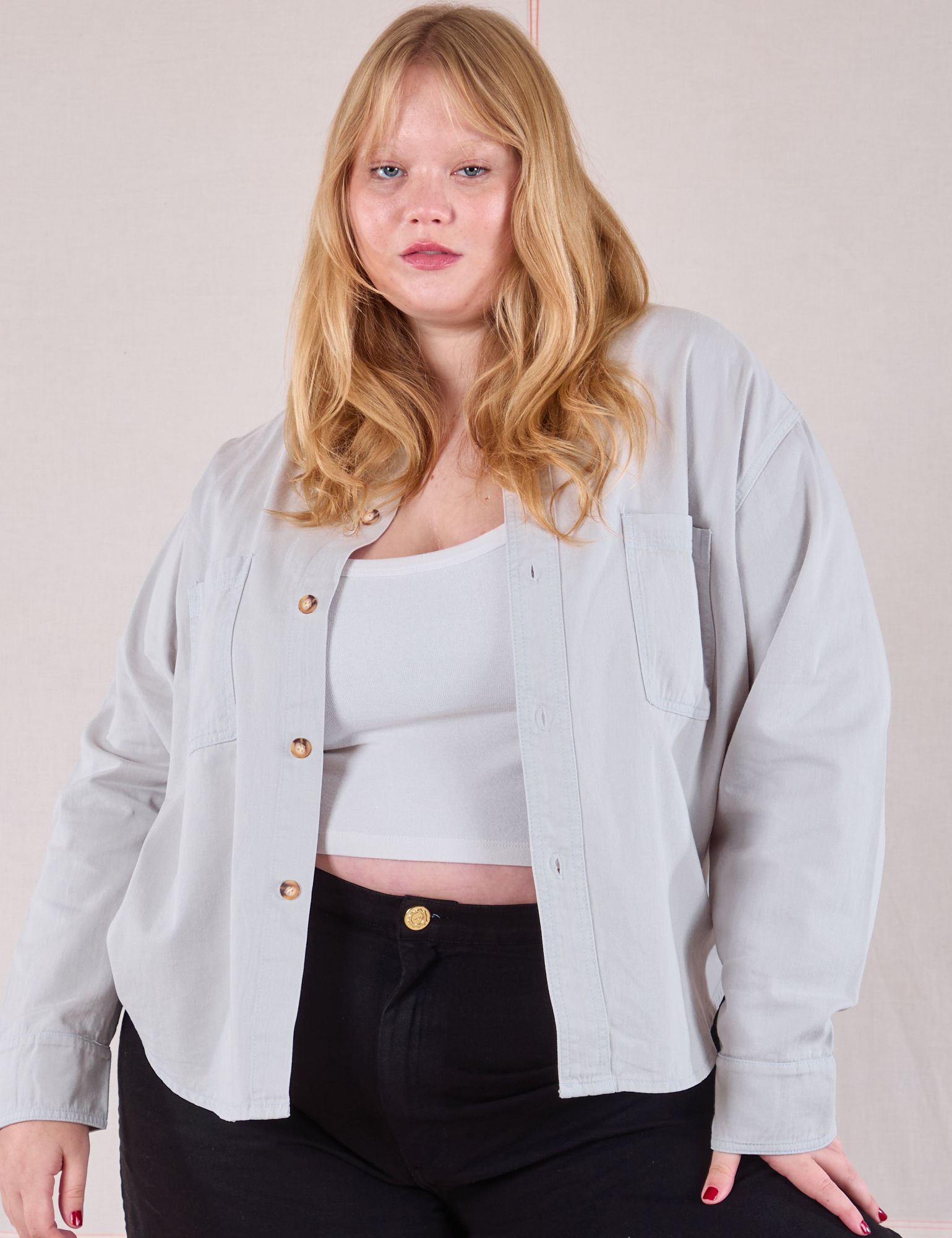 Juliet is 5&#39;7&quot; and wearing L Cropped Overshirt in Stone White