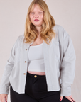 Juliet is 5'7" and wearing L Cropped Overshirt in Stone White