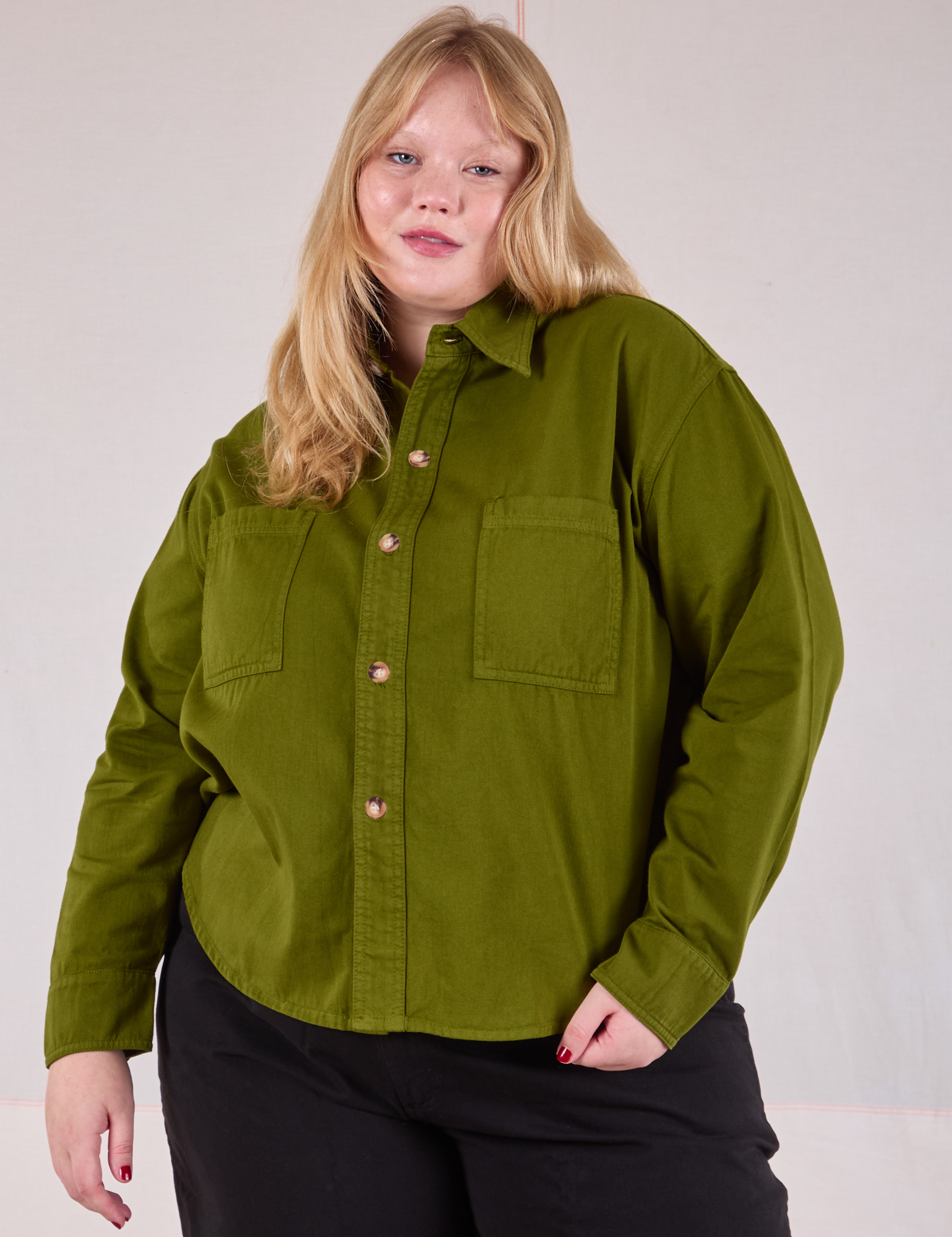 Juliet is 5&#39;7&quot; and wearing L Cropped Overshirt in Summer Olive