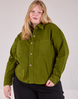 Juliet is 5'7" and wearing L Cropped Overshirt in Summer Olive