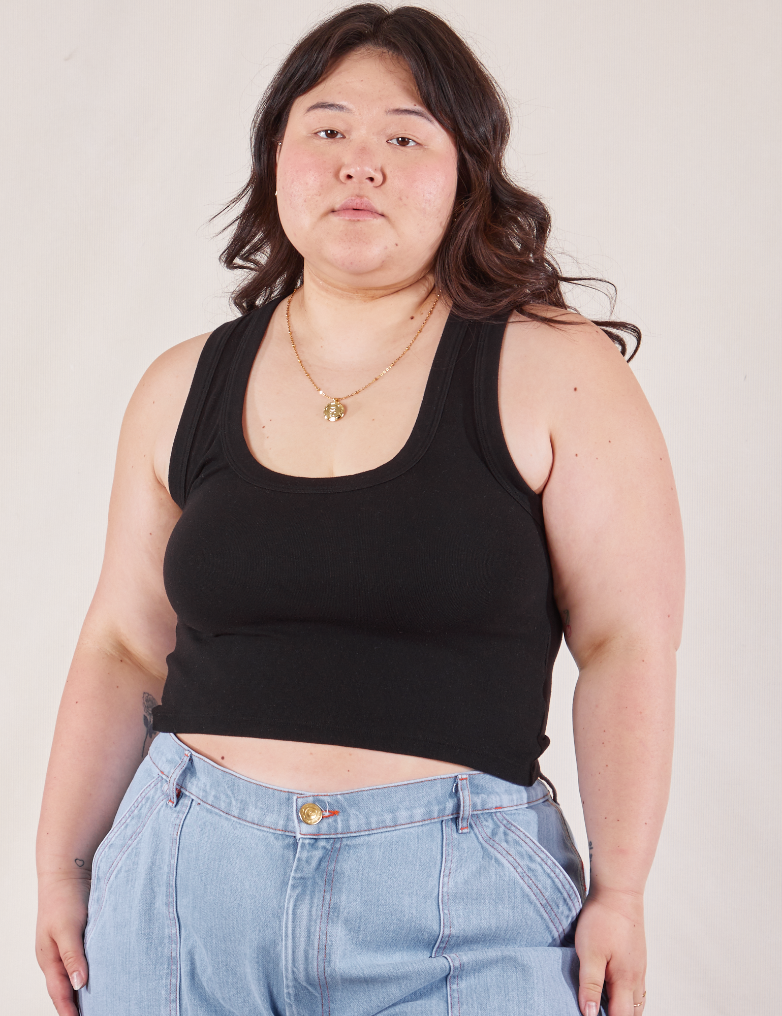 Ashley is 5&#39;7&quot; and wearing L Cropped Tank Top in Basic Black