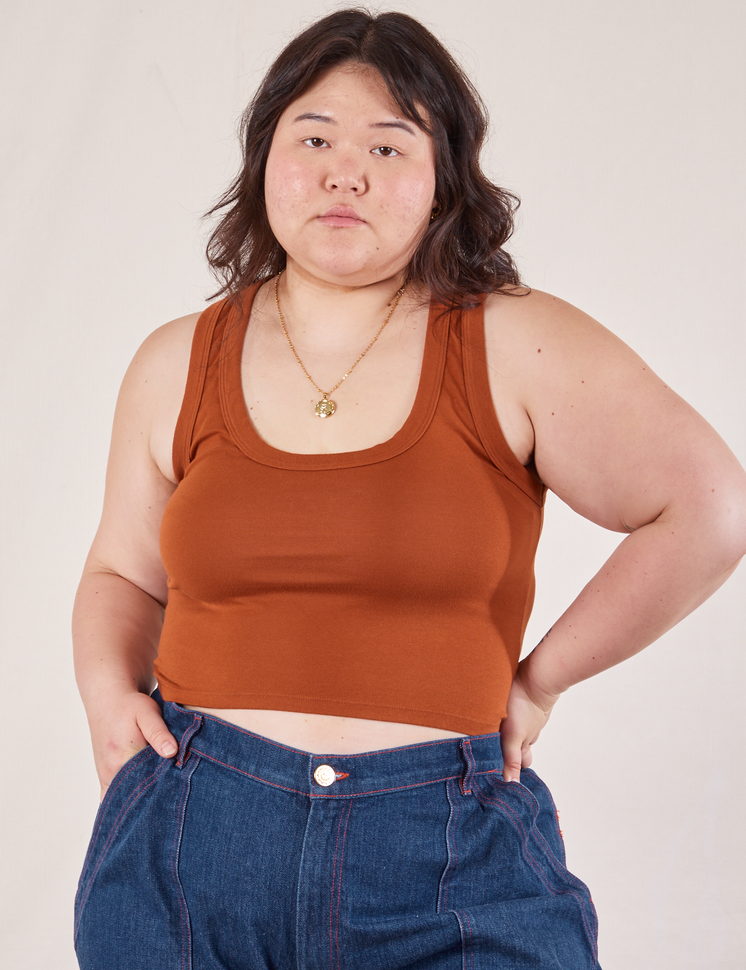 Ashley is 5&#39;7&quot; and wearing L Cropped Tank Top in Burnt Terracotta