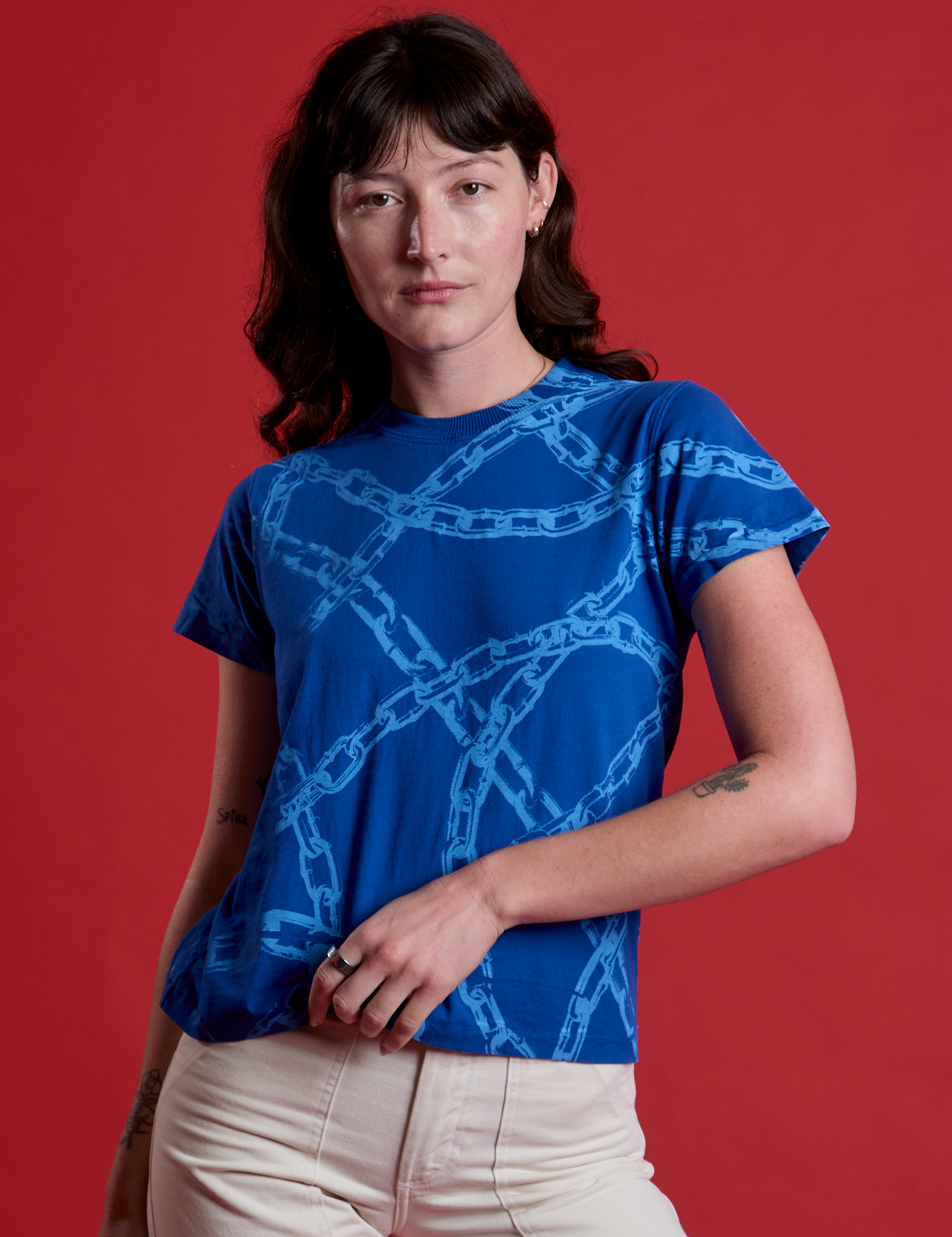 Alex is 5&#39;8&quot; and wearing P Chain Link Vintage Tee in Royal Blue