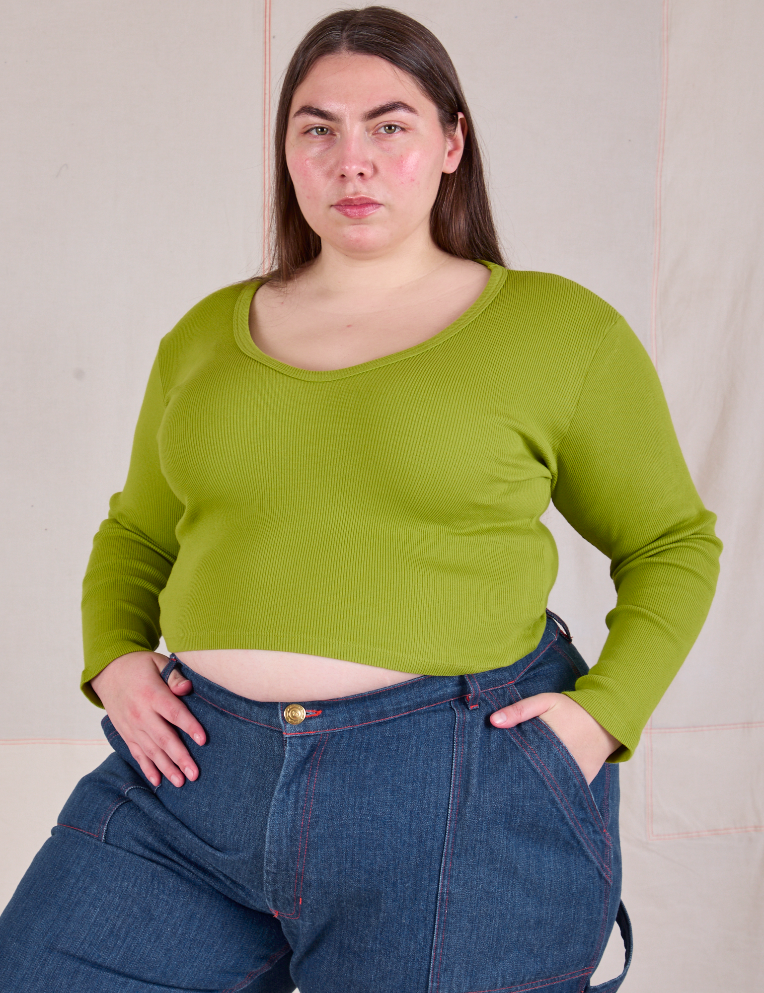 Marielena is 5&#39;8&quot; and wearing XL Long Sleeve V-Neck Tee in Gross Green