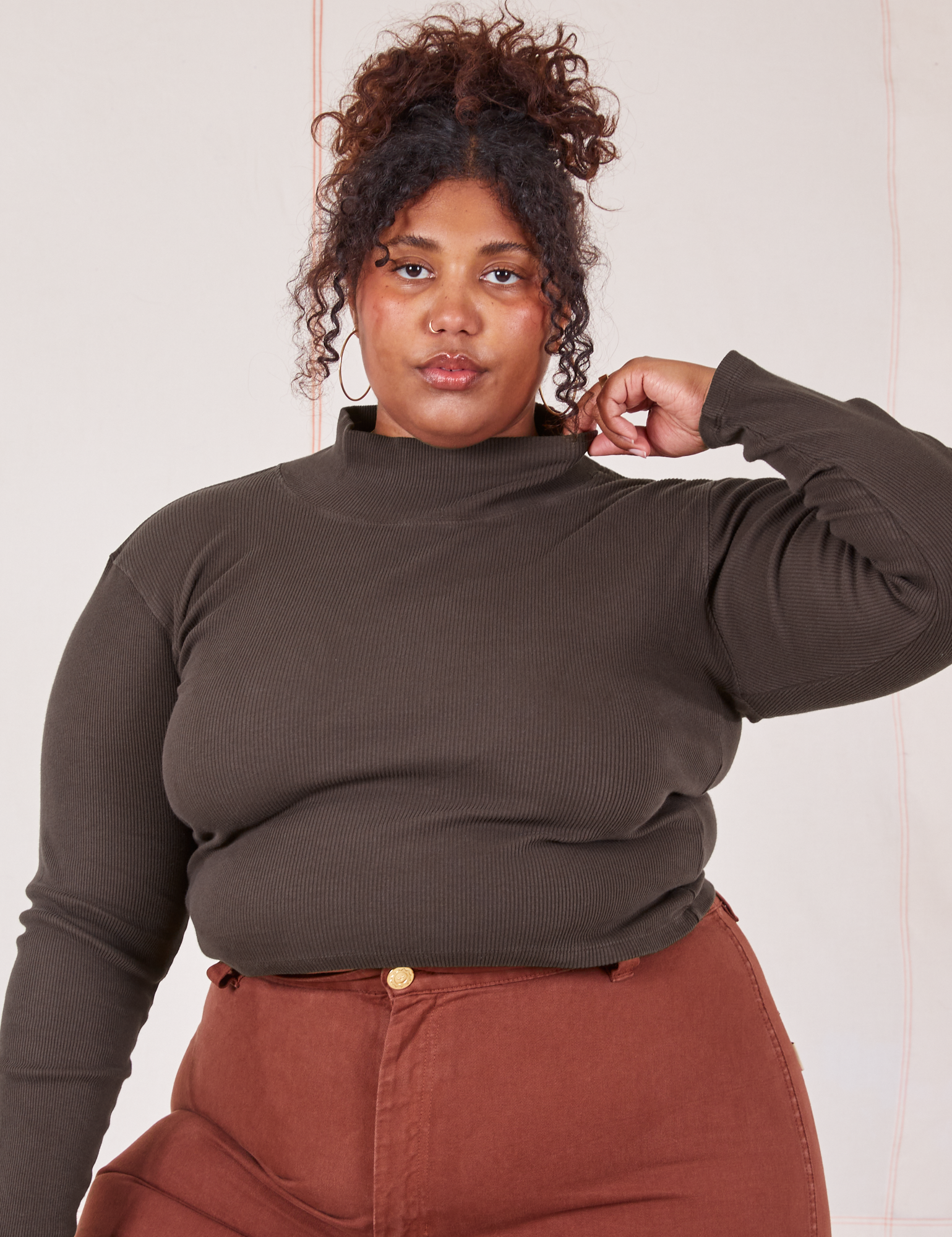 Morgan is 5&#39;5&quot; and wearing XL Essential Turtleneck in Espresso Brown