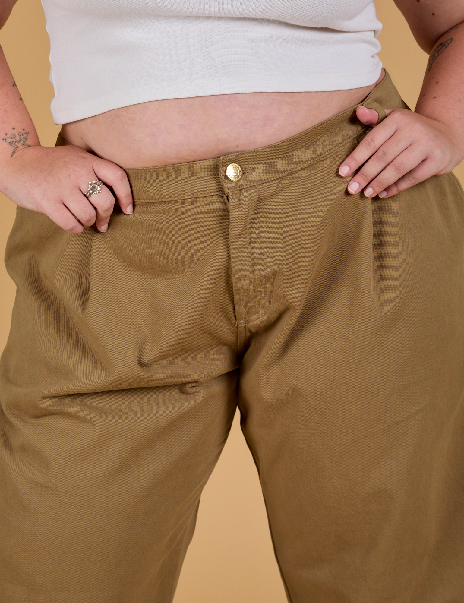 Baggy Mid-Rise Trousers in Desert Brown front close up on Juliet