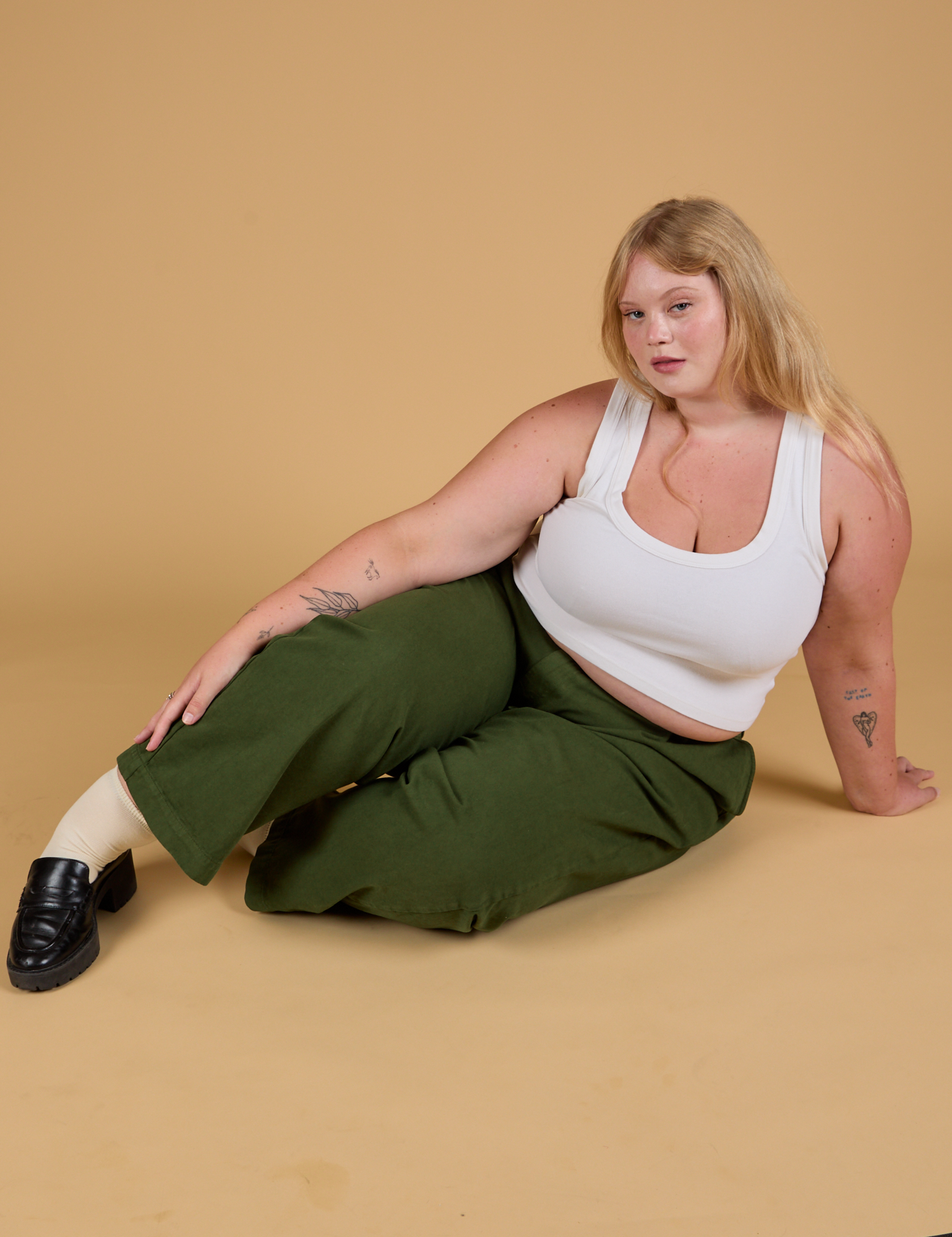 Baggy Mid-Rise Trousers in Evergreen and vintage tee white Cropped Tank worn by Juliet