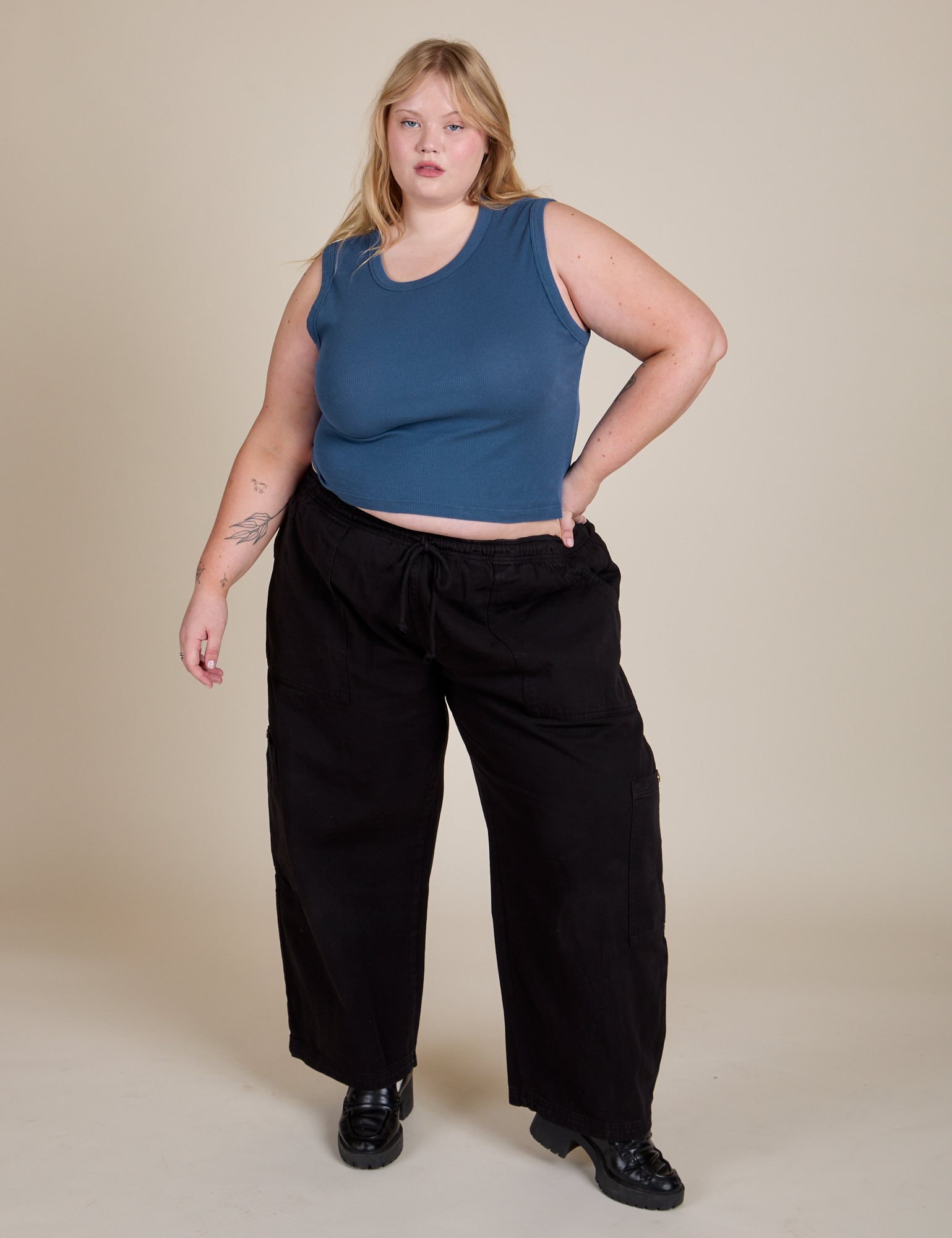 Juliet is 5'7" and wearing L Muscle Tee in French Blue paired with black Drop Pocket Cargo Pants