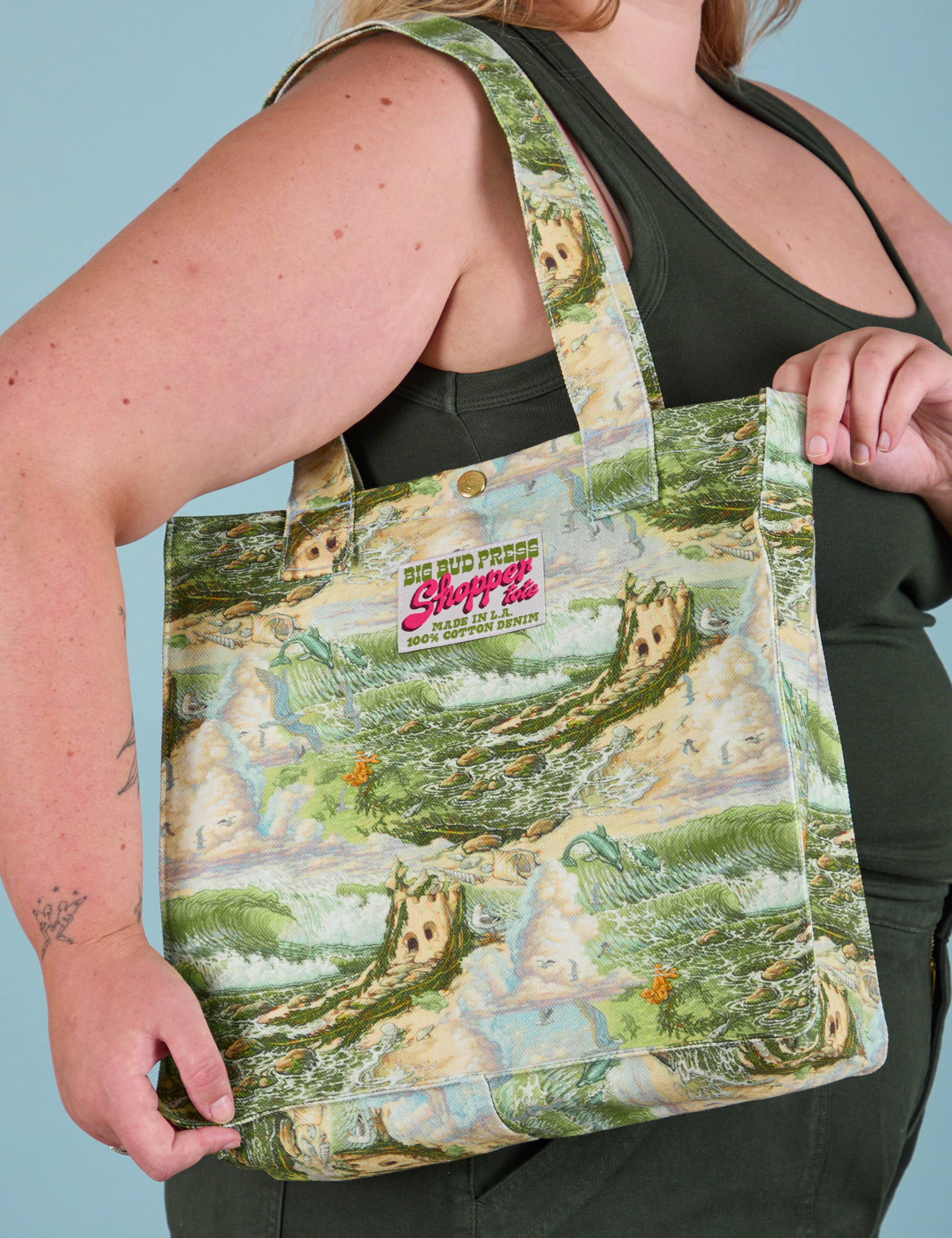 Ocean and Sky Printed Shopper Tote worn by Juliet