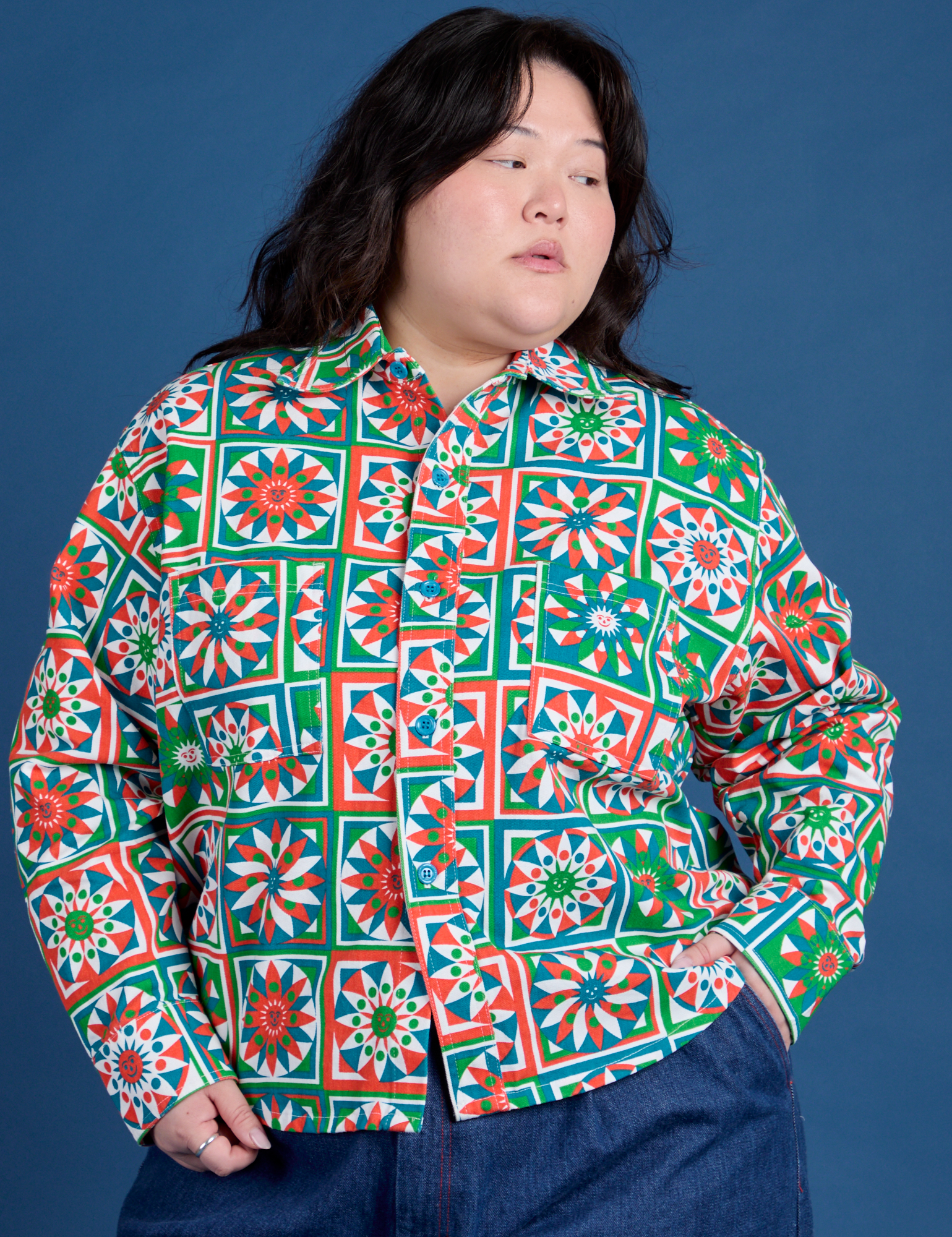 Ashley is 5’7” and wearing L Cropped Overshirt in Quilt Print