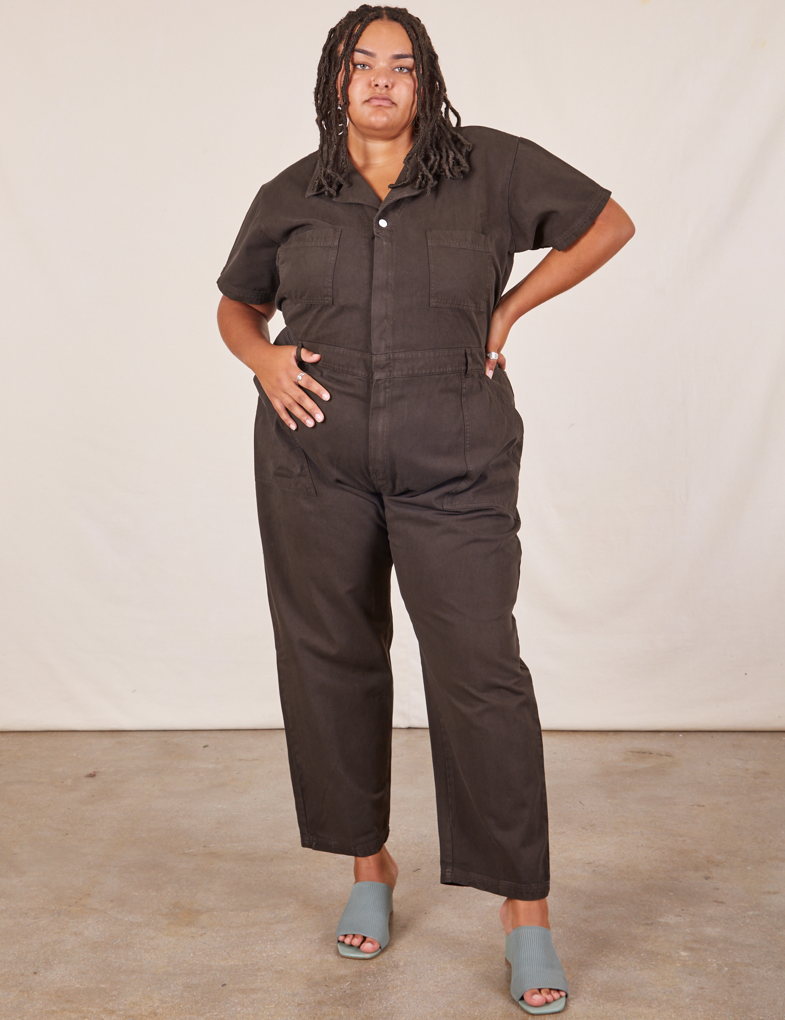 Alicia is 5’9” and wearing 2XL Short Sleeve Jumpsuit in Espresso Brown 