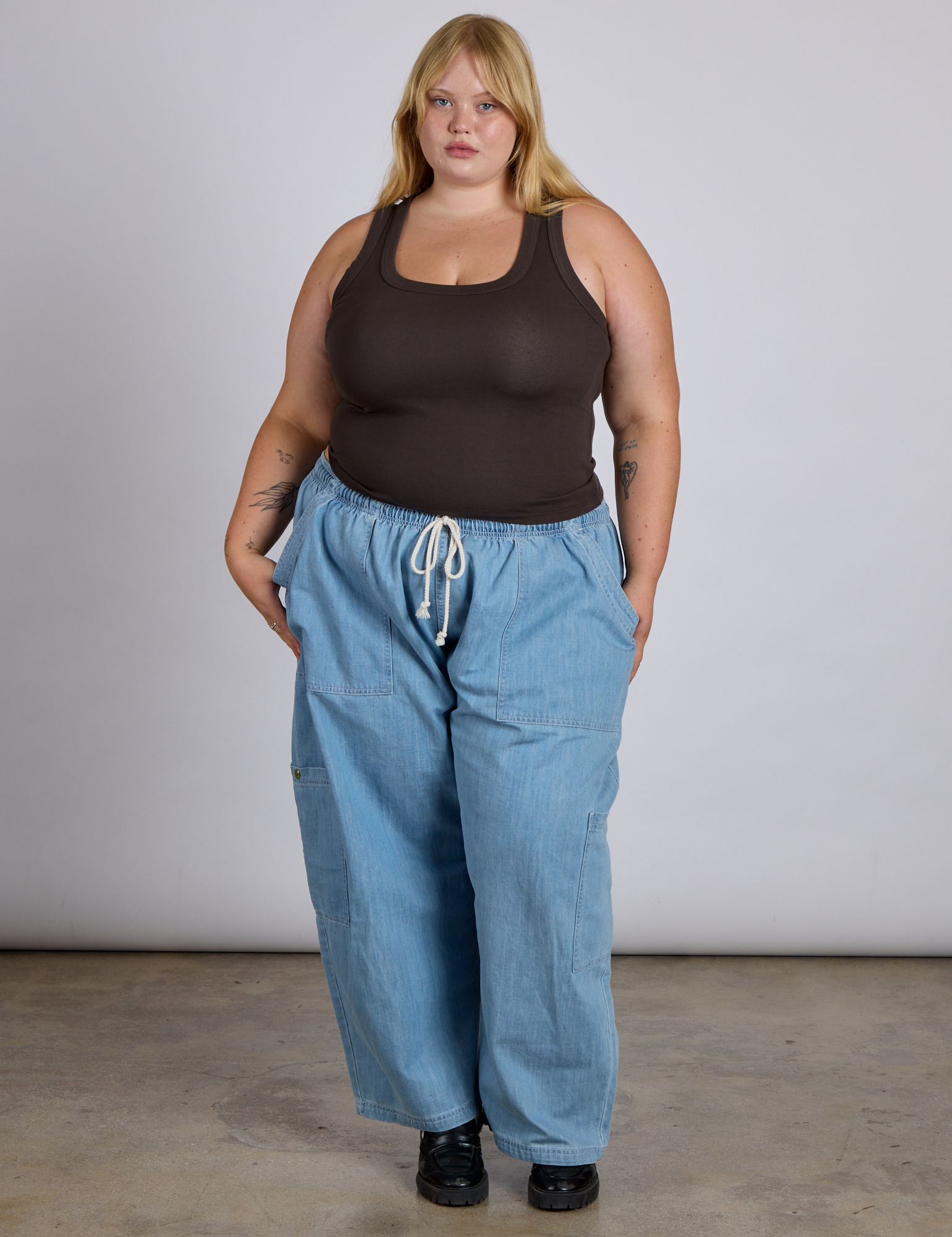 Juliet is wearing The Tank Top in Espresso Brown paired with light wash denim drop pocket pants