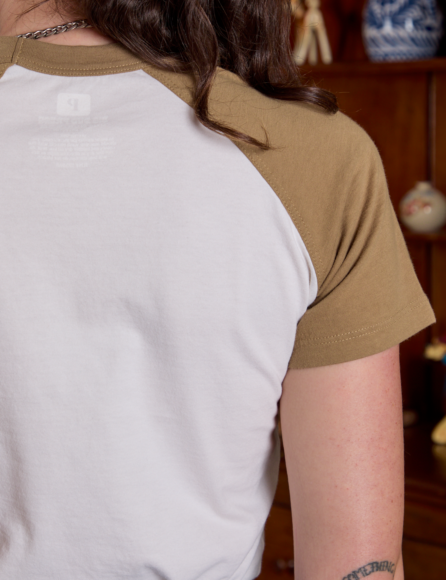 Short Sleeve Raglan Tee in Garlic back shoulder close up on Alex
