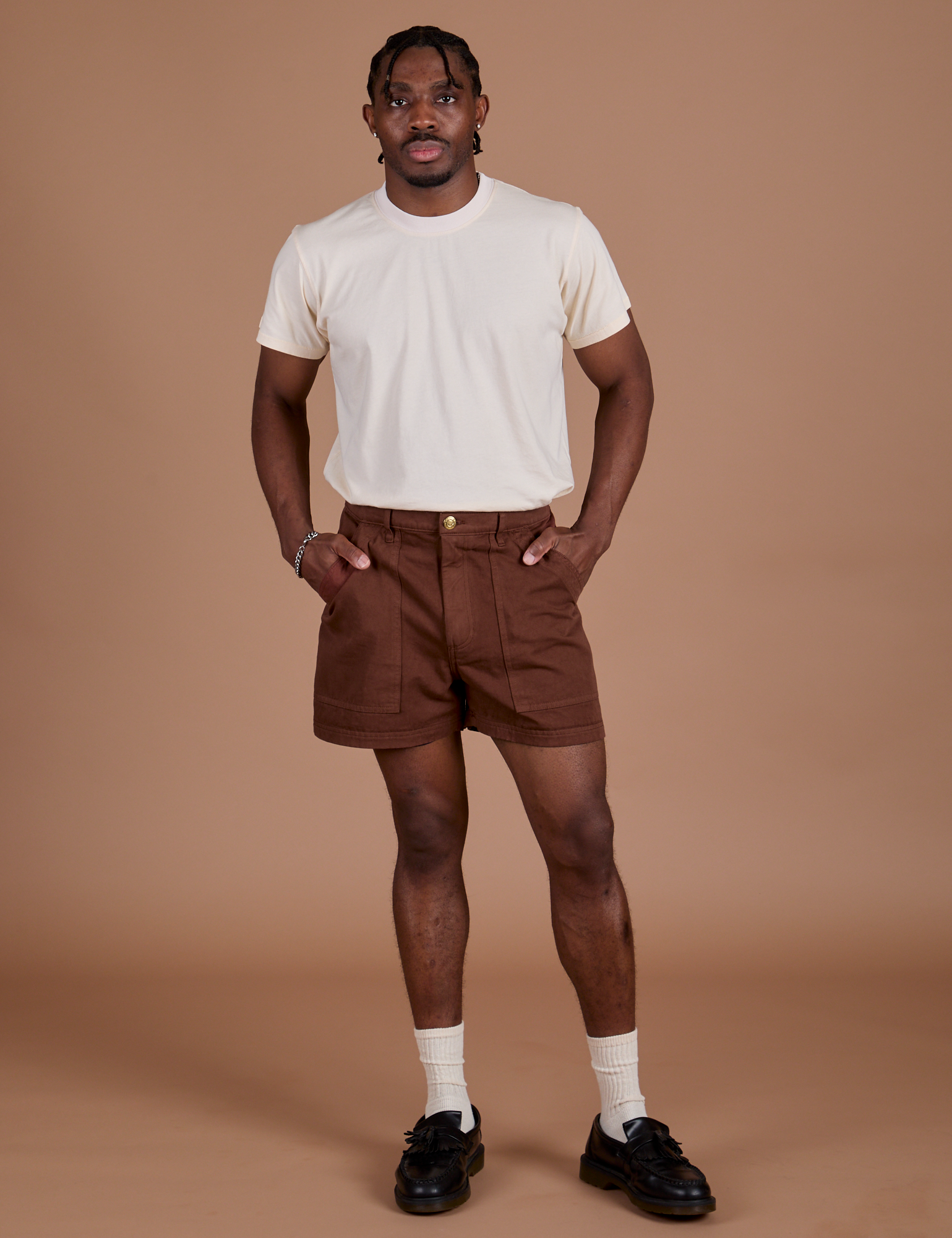 Isaac is 5’10” and wearing M Classic Work Shorts in Fudgesicle Brown paired with Organic Vintage Tee in Vintage Off White