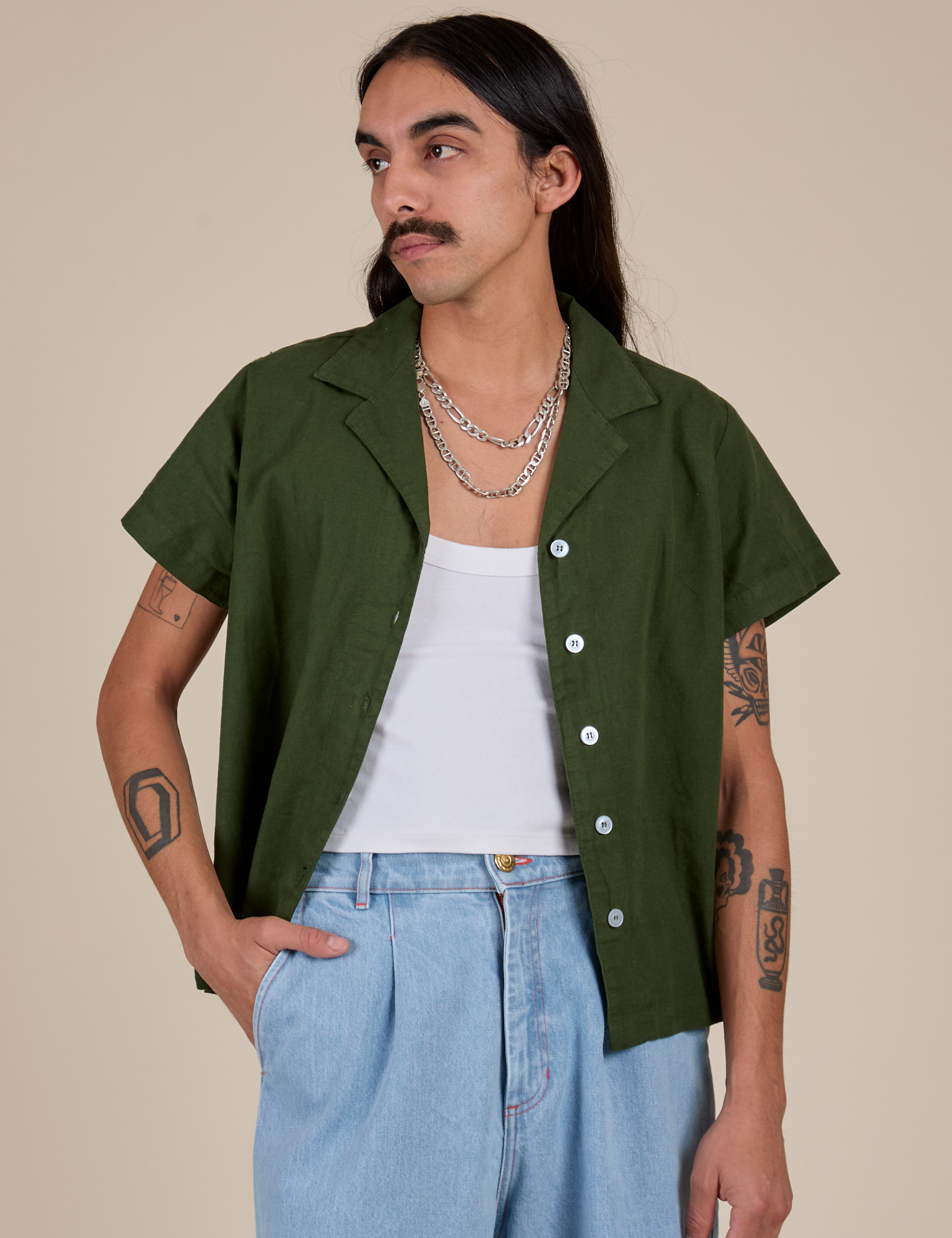 Anthony is 5’6” and wearing S Pantry Button-Up in Evergreen