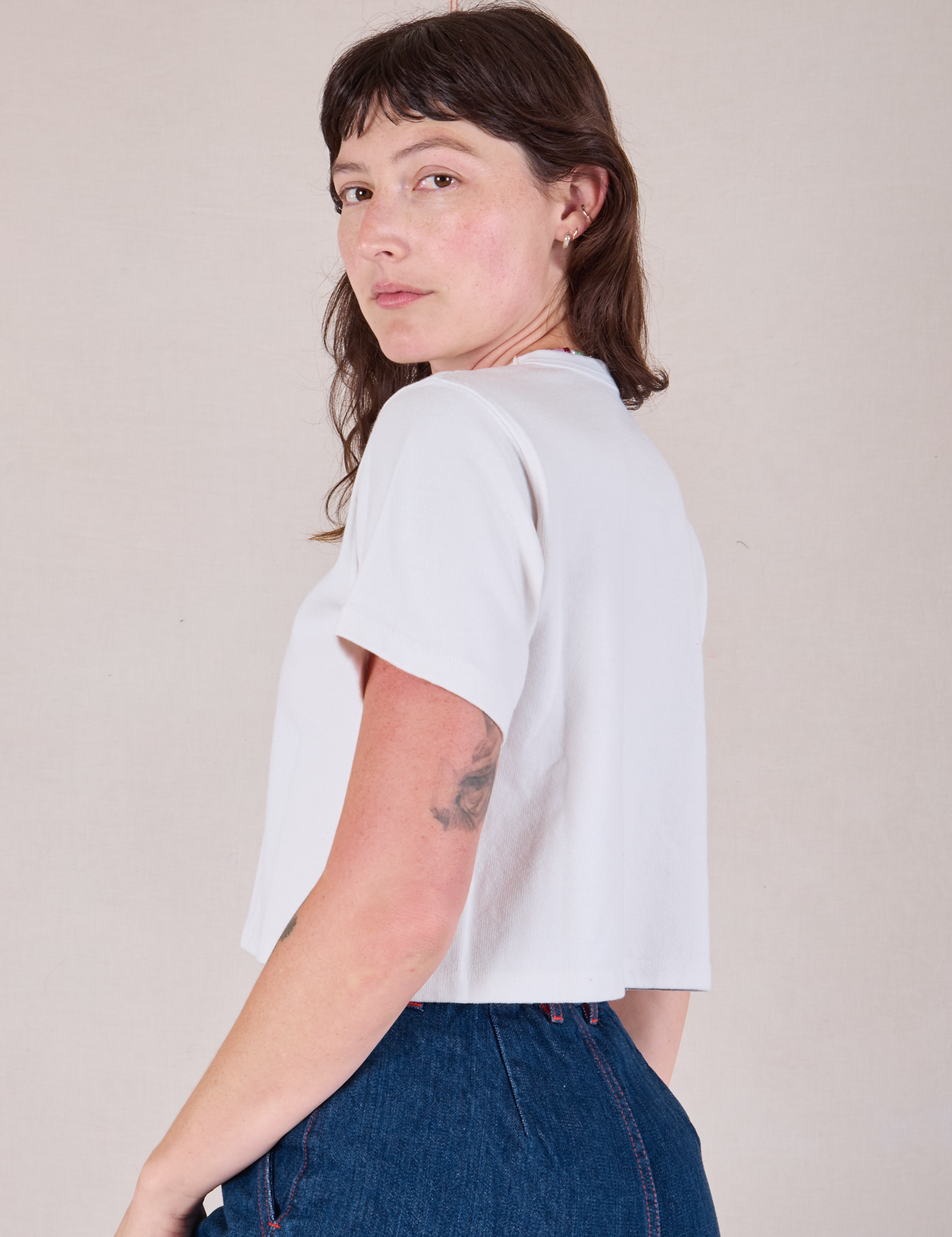 Cropped Burly Tee in Vintage Tee White side view on Alex