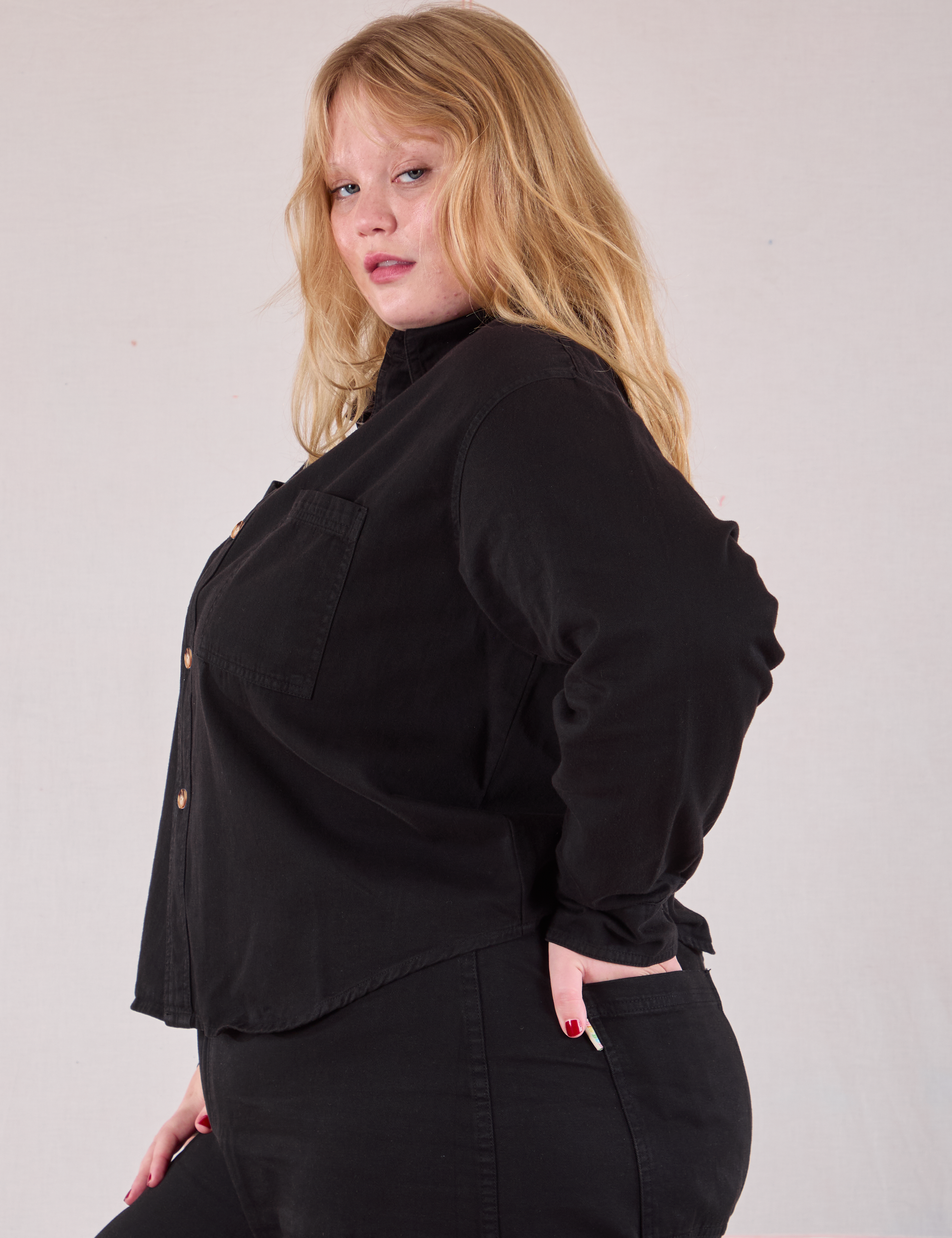 Cropped Overshirt in Basic Black side view on Juliet