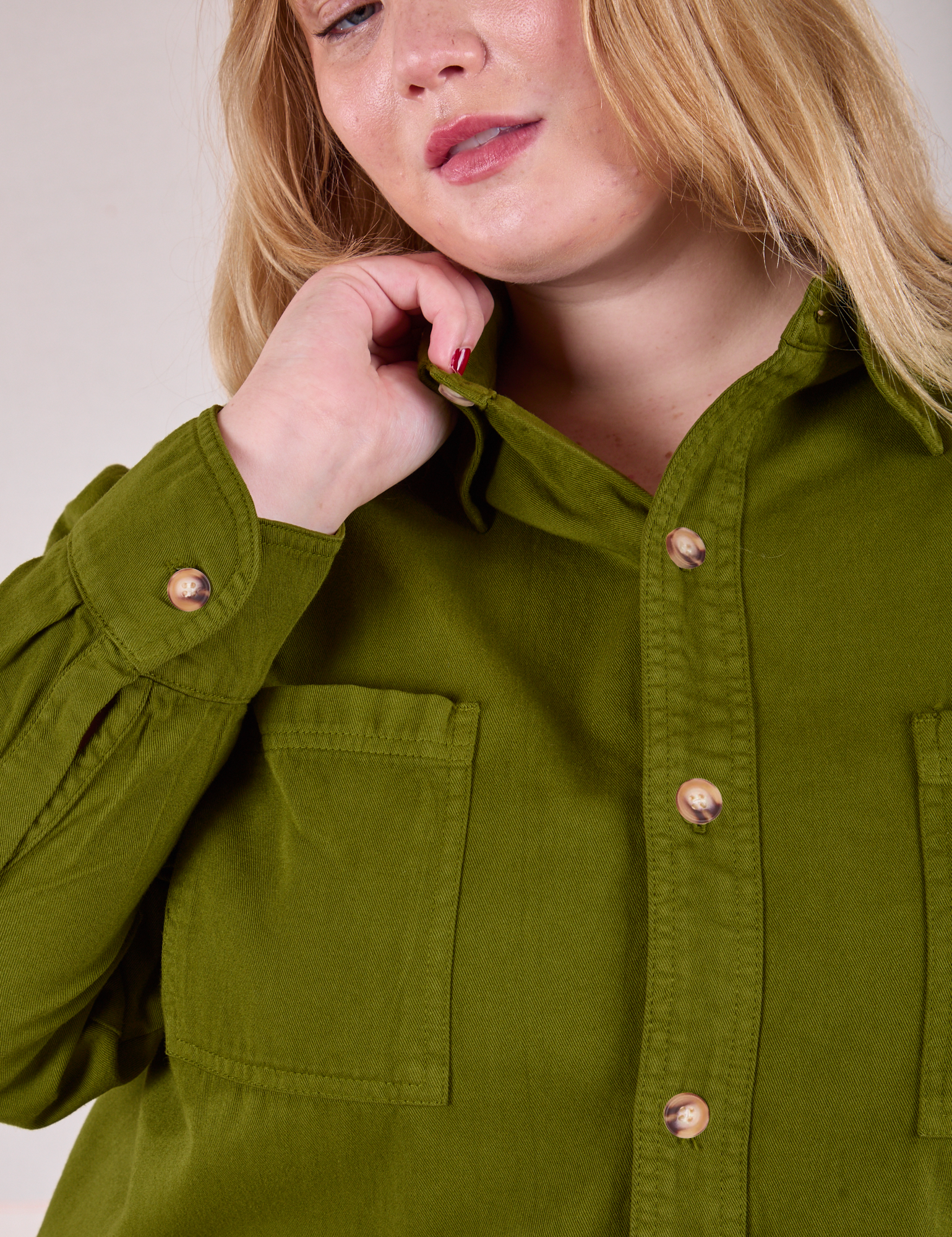 Cropped Overshirt in Summer Olive front close up on Juliet