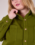 Cropped Overshirt in Summer Olive front close up on Juliet