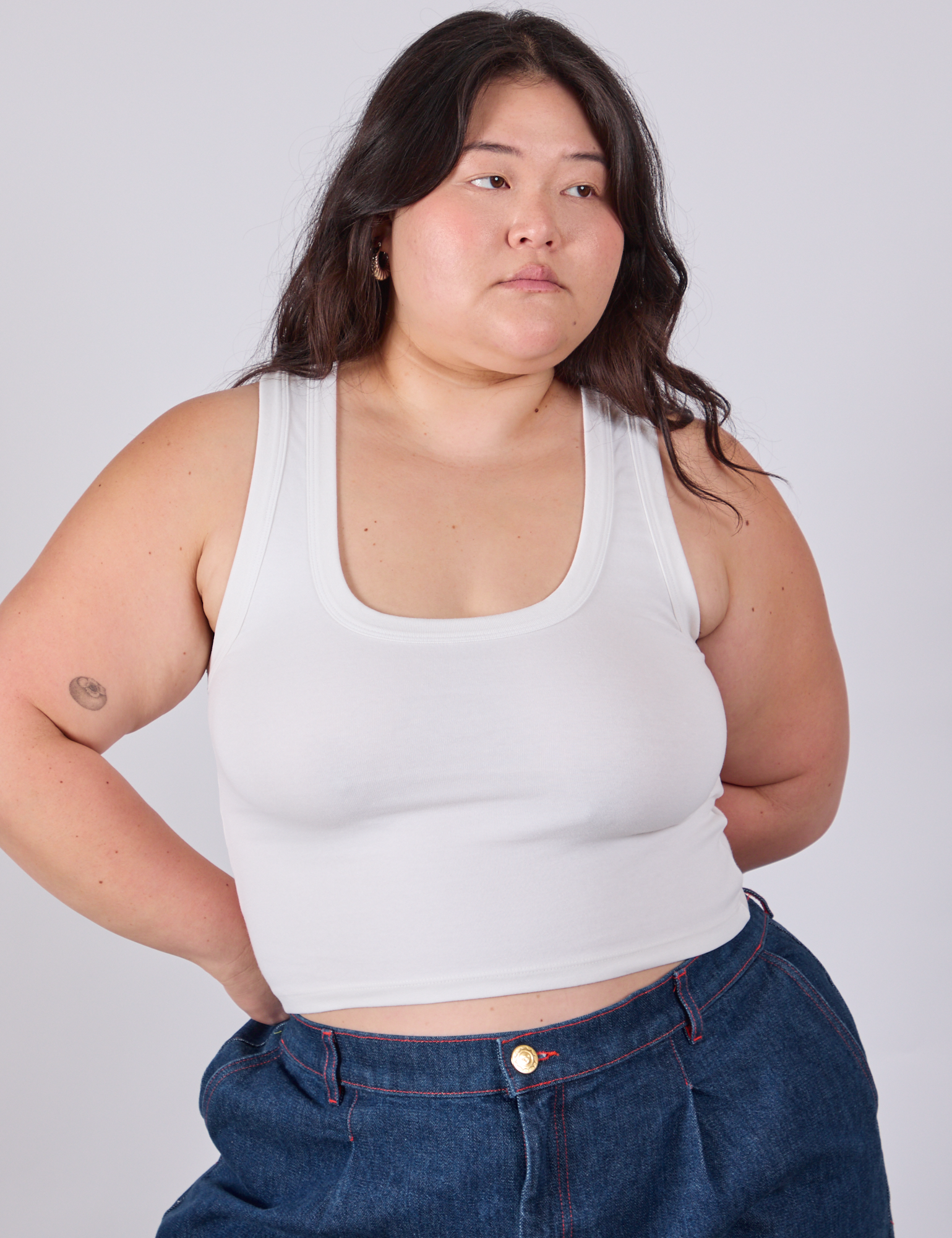 Ashley is 5&#39;7&quot; and wearing L Cropped Tank Top in Vintage Tee White