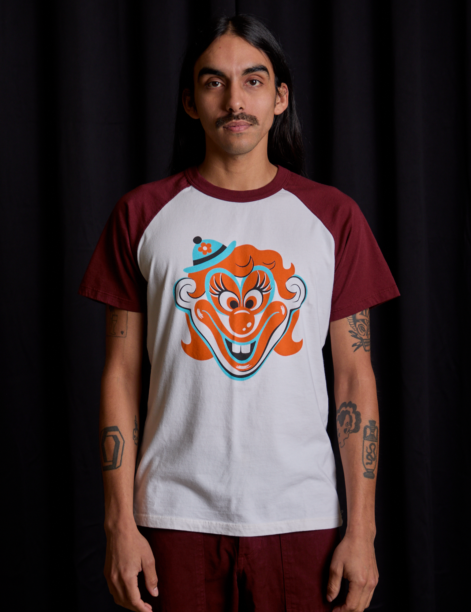 Anthony is 5&#39;6&quot; and wearing S Raglan Tee in Clown