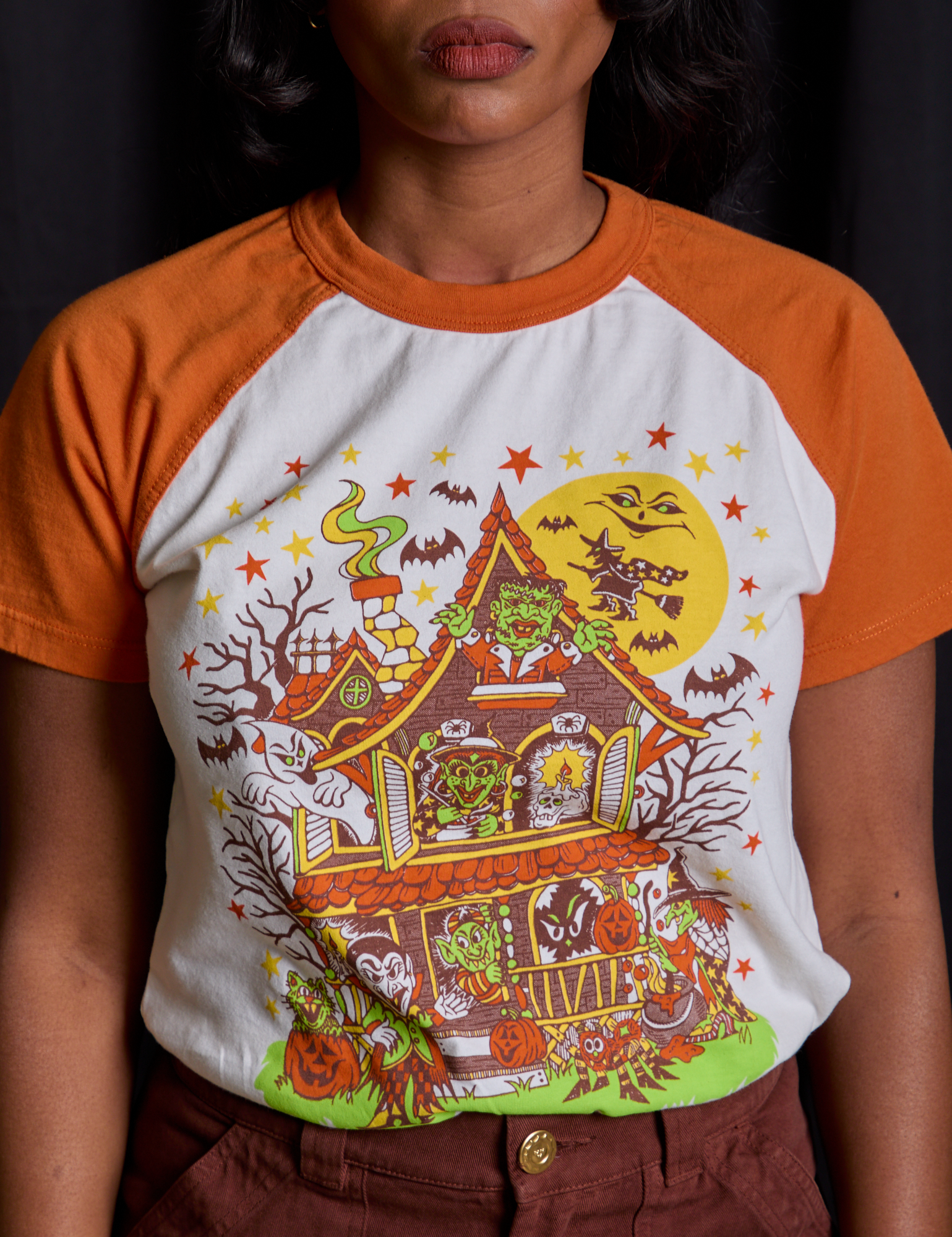 Short Sleeve Raglan Tee in Haunted House close up on Kandia