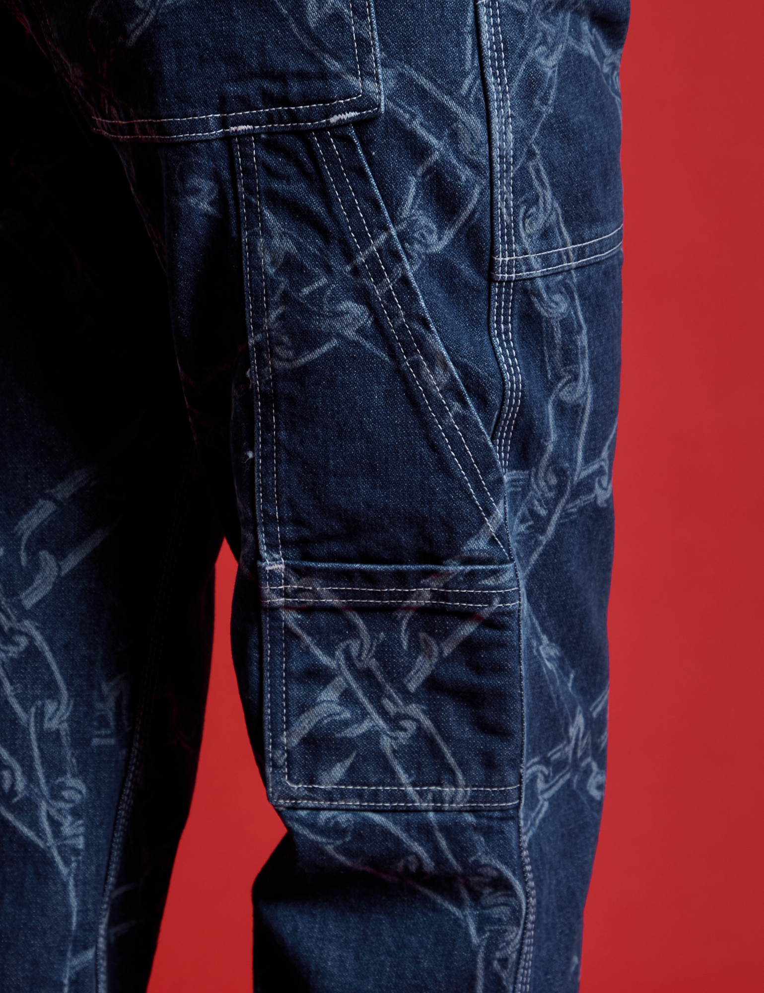 Mid-Rise Carpenter Jeans in Chain Link back leg close up on Alex