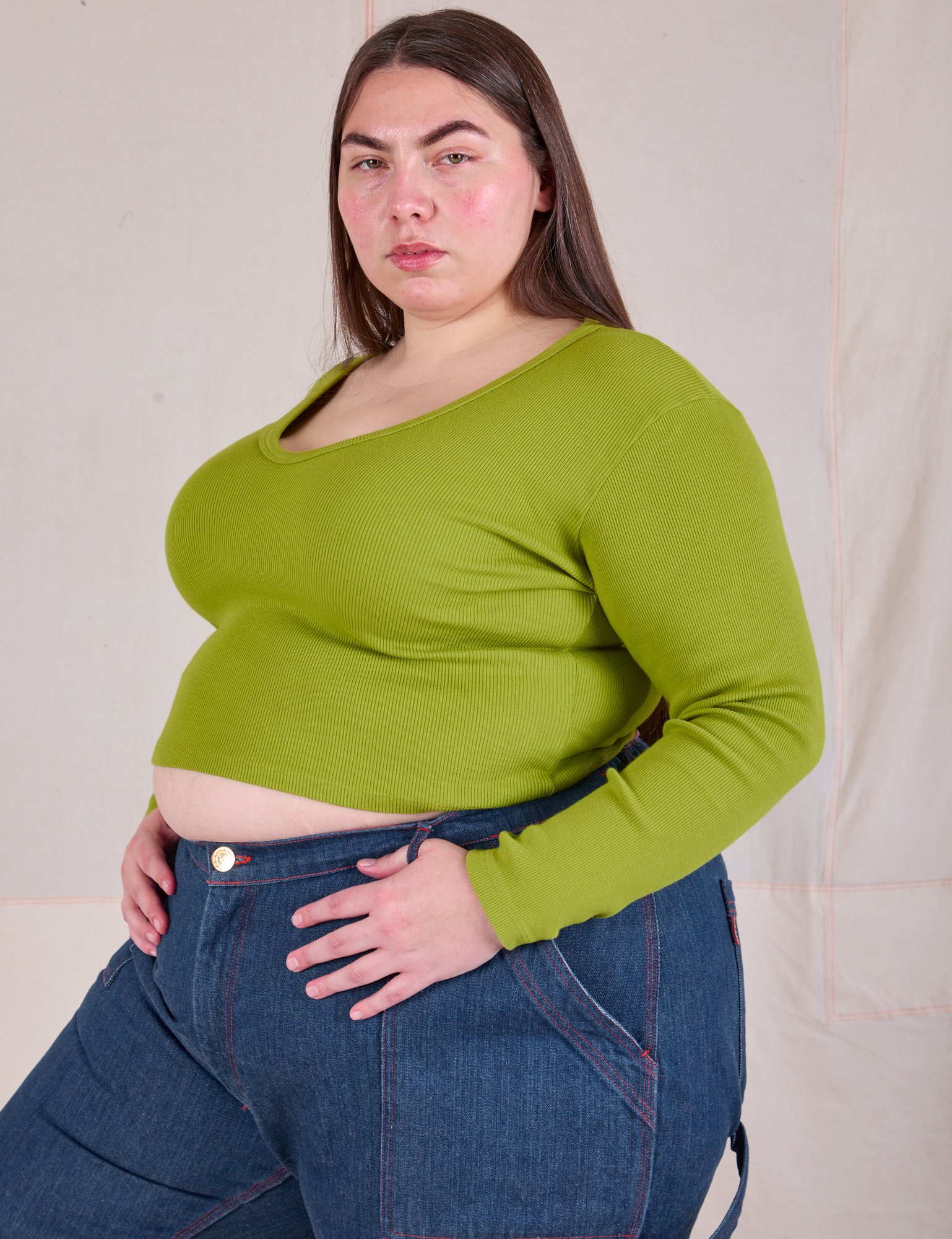 Long Sleeve V-Neck Tee in Gross Green side view on Marielena