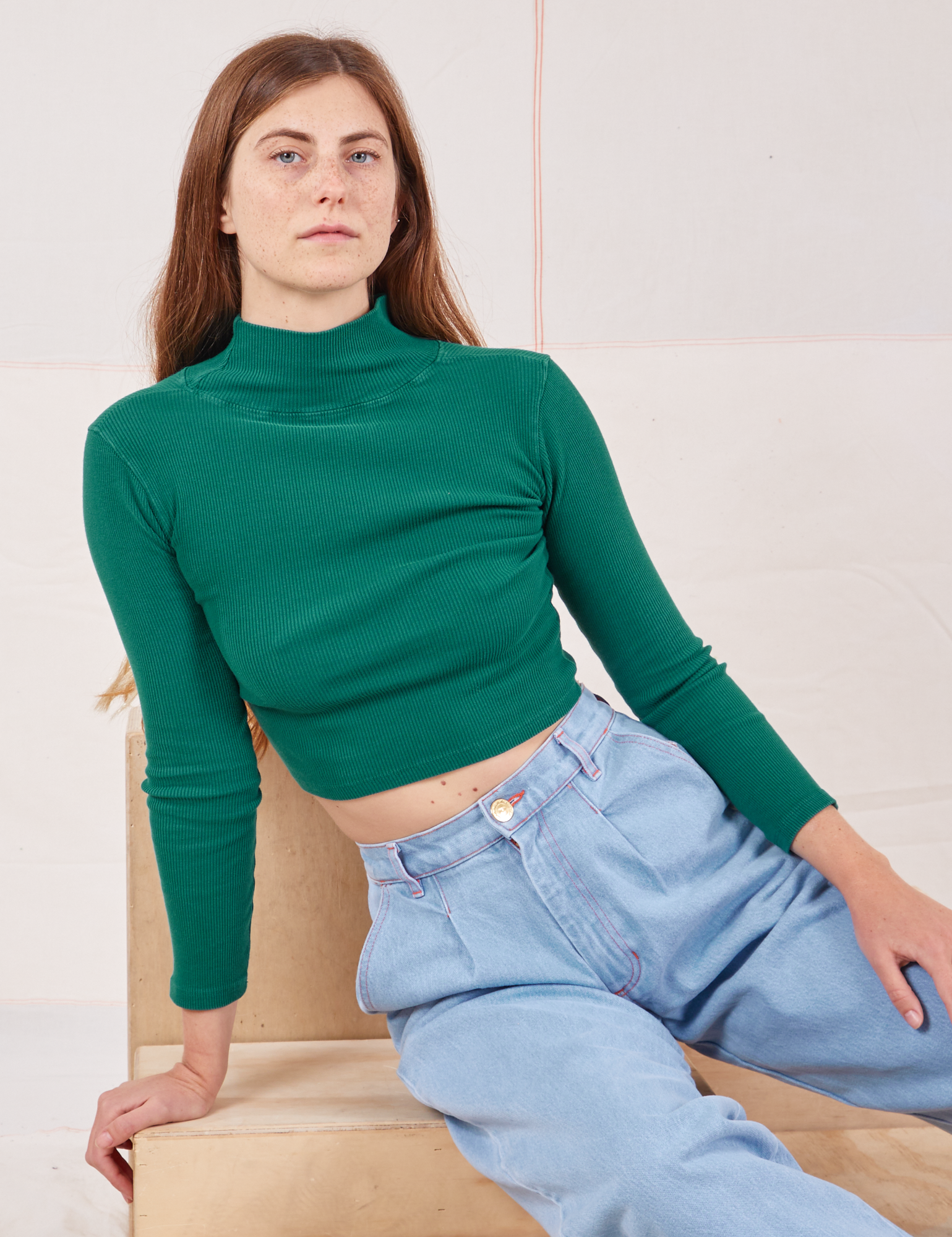 Scarlett is 5&#39;9&quot; and wearing P Essential Turtleneck in Hunter Green