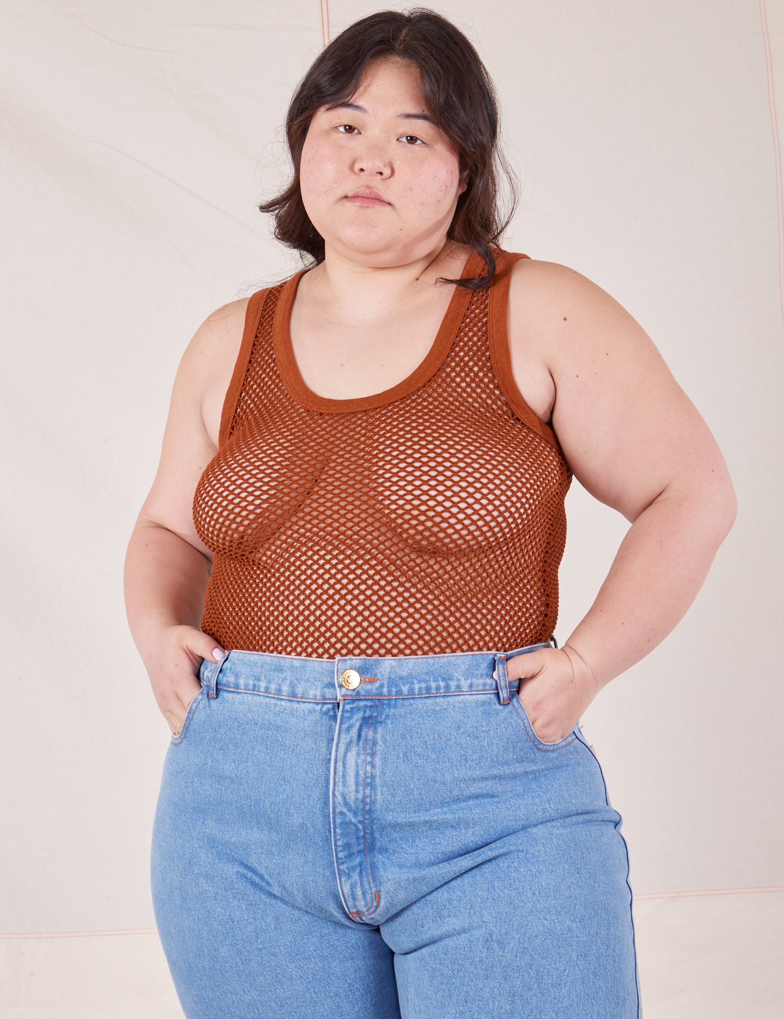 Ashley is 5&#39;7&quot; and wearing L Mesh Tank Top in Burnt Terracotta