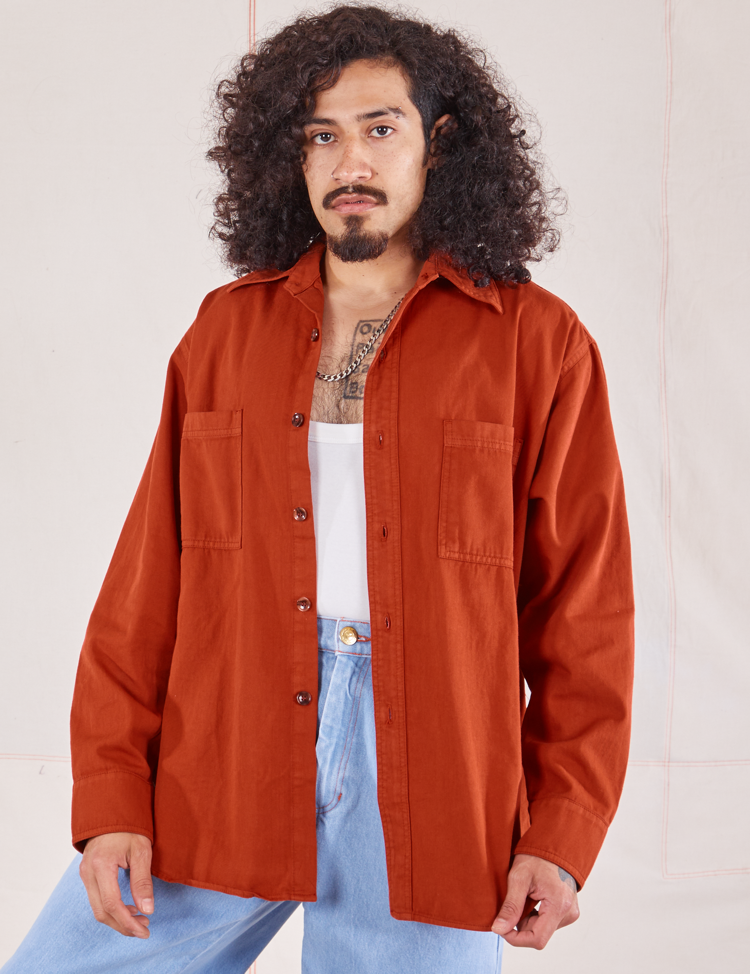 Jesse is 5&#39;8&quot; and wearing S Oversize Overshirt in Paprika