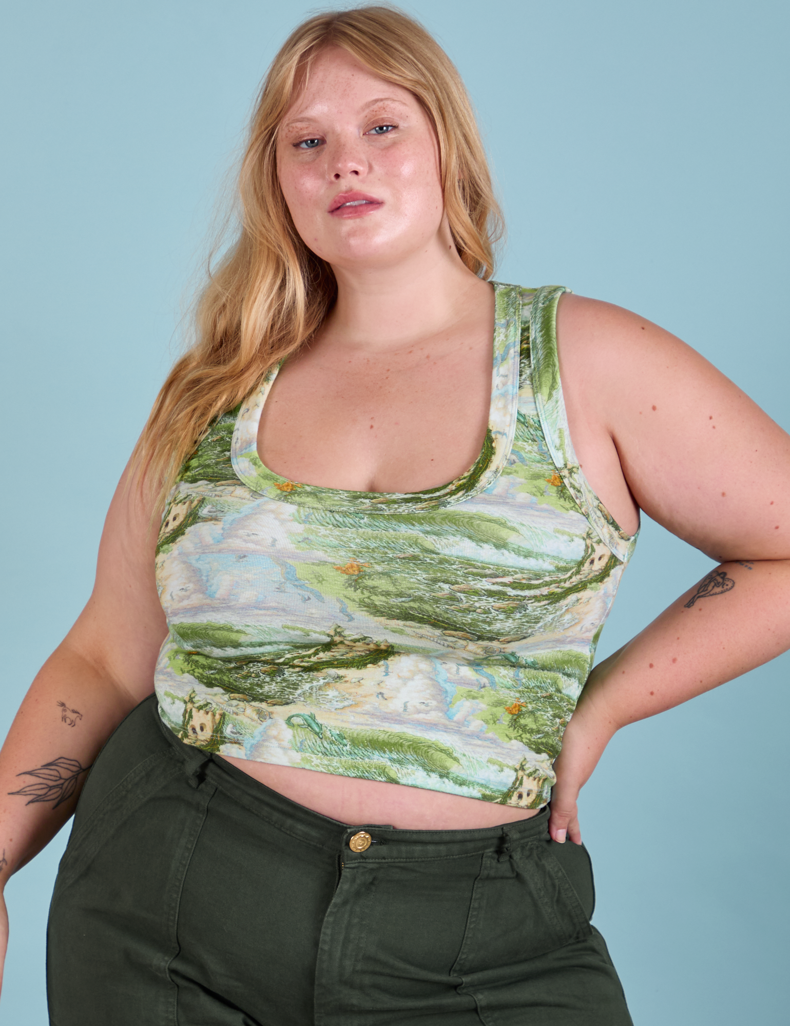 Juliet is 5&#39;7&quot; and wearing L Cropped Tank Top in Ocean and Sky