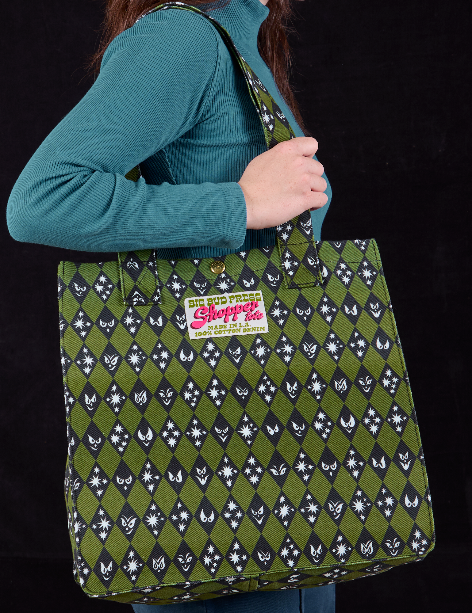 Shopper Tote in Glowing Eyes worn on Hanna&#39;s shoulder