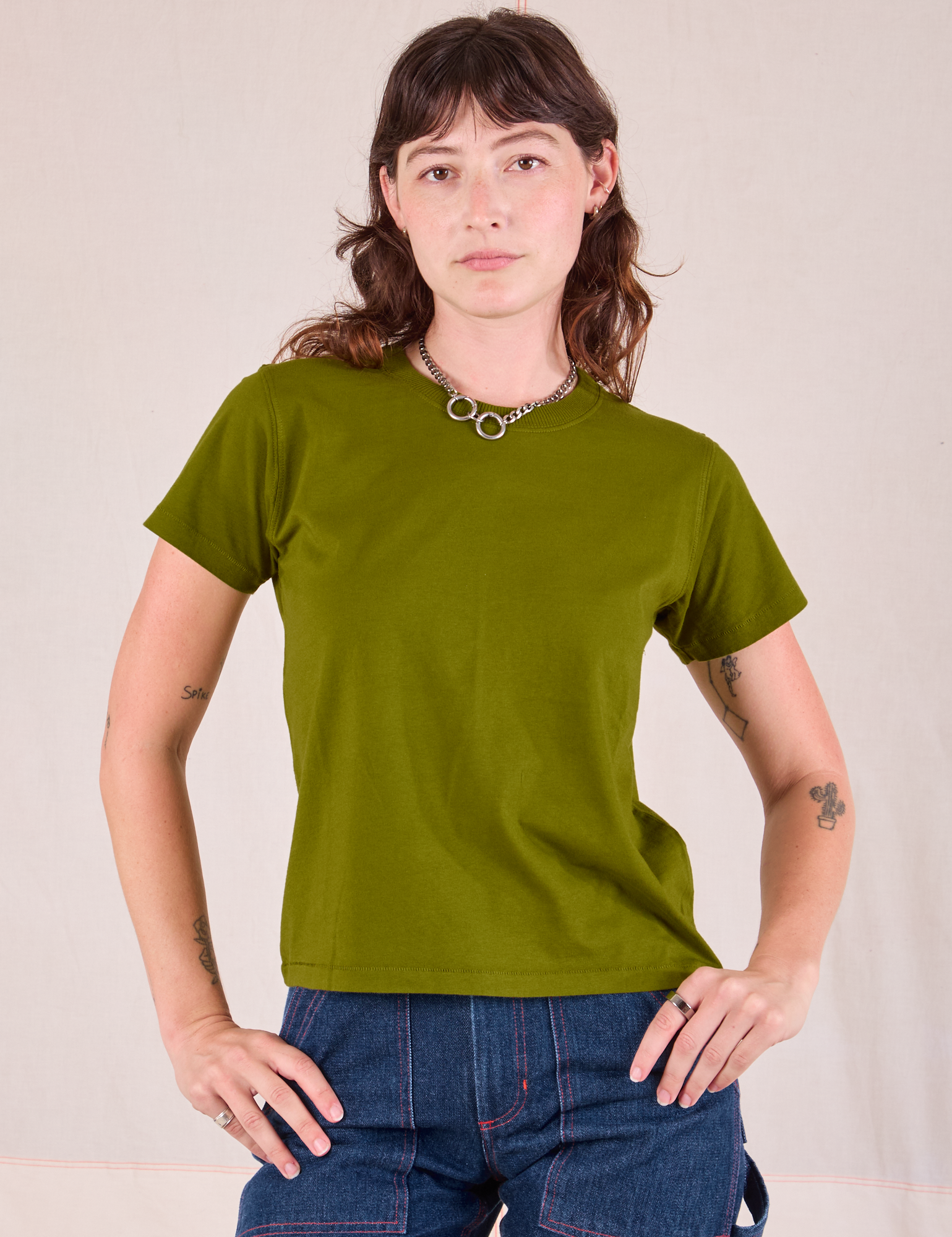 Alex is 5&#39;8&quot; and wearing P Organic Vintage Tee in Summer Olive