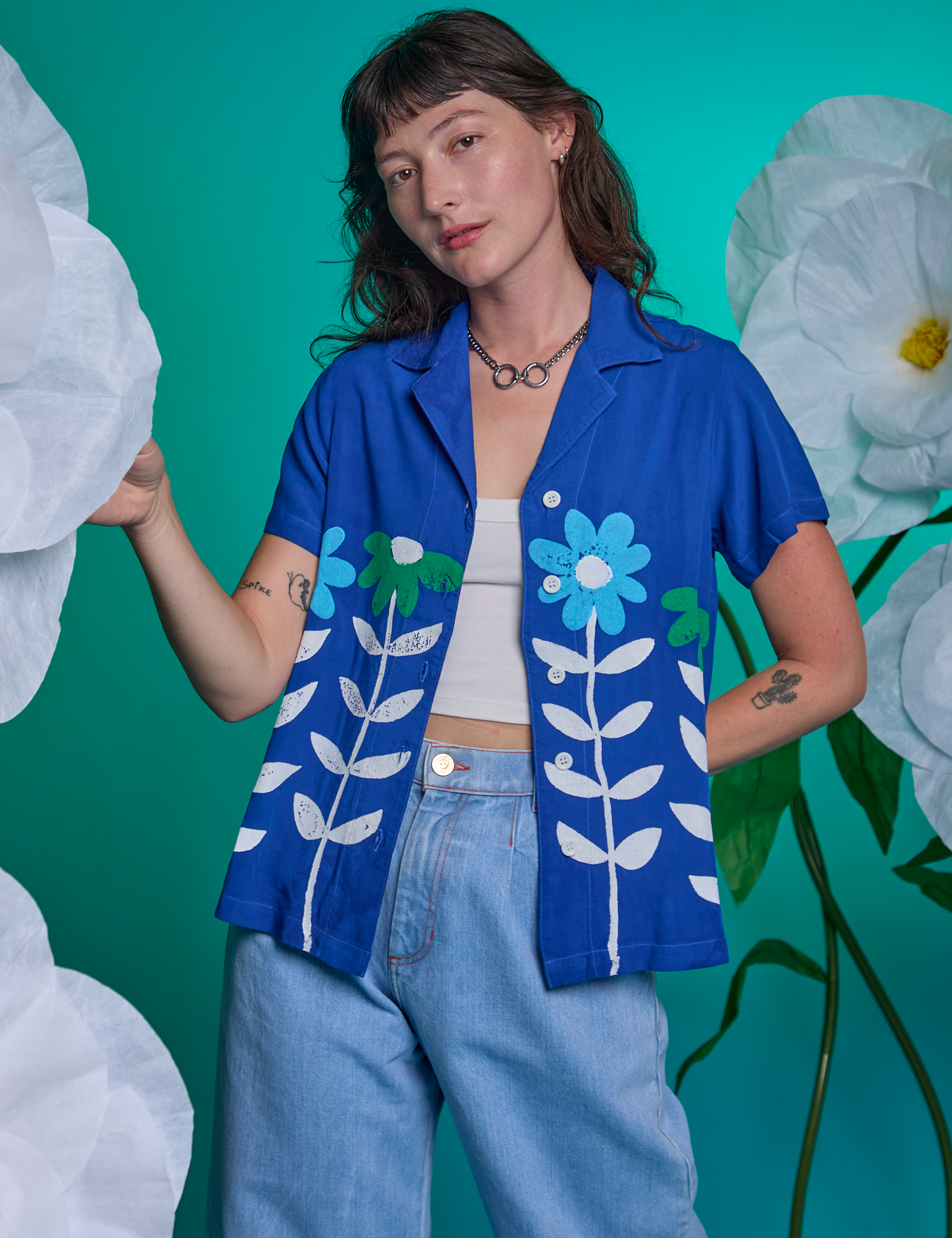 Alex is 5&#39;8&quot; and wearing XXS Paintstamped Pantry Button-Up in Daisy