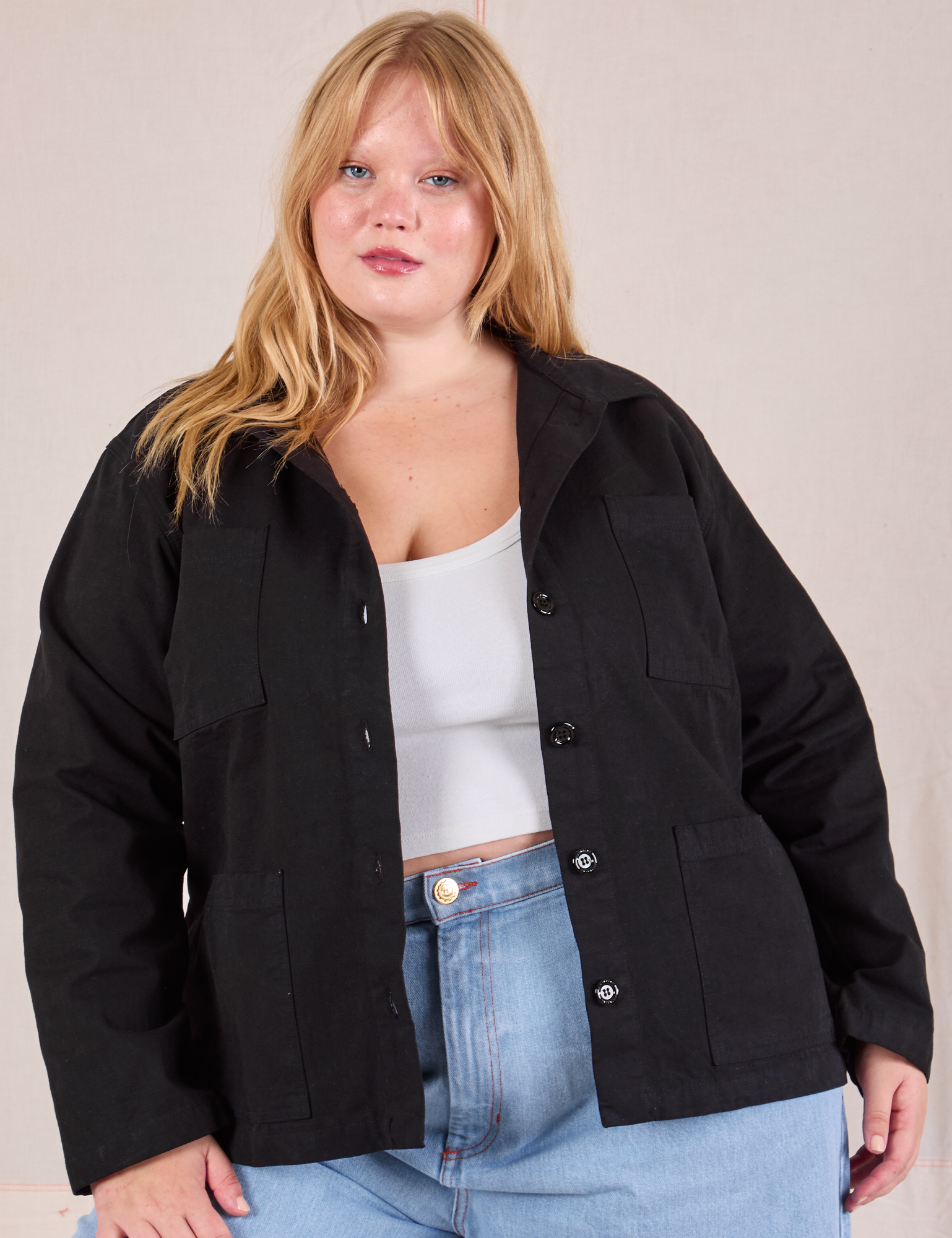 Juliet is 5&#39;7&quot; and wearing XL Ripstop Work Jacket in Basic Black