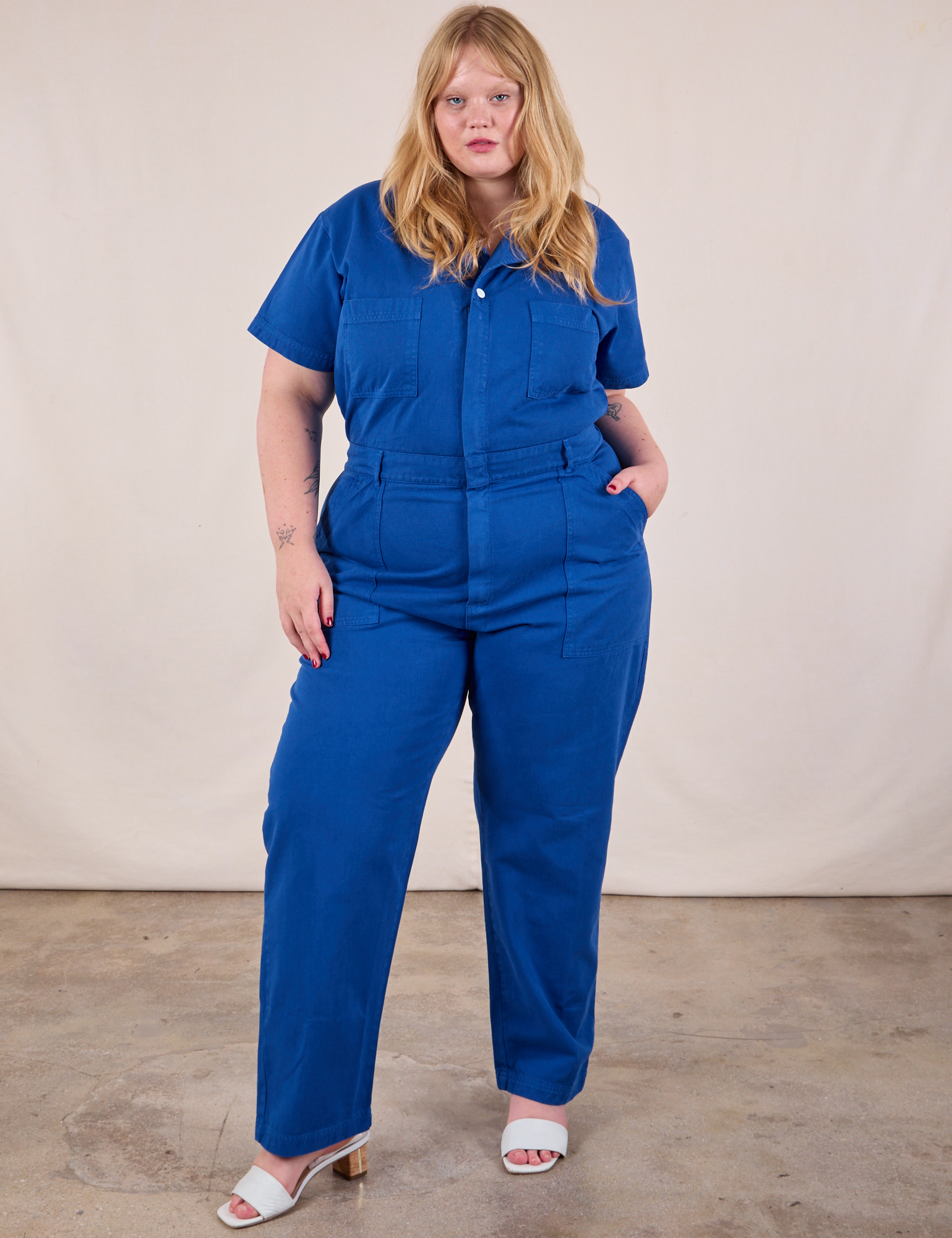 Juliet is 5&#39;7&quot; and wearing 1XL Short Sleeve Jumpsuit in Royal Blue