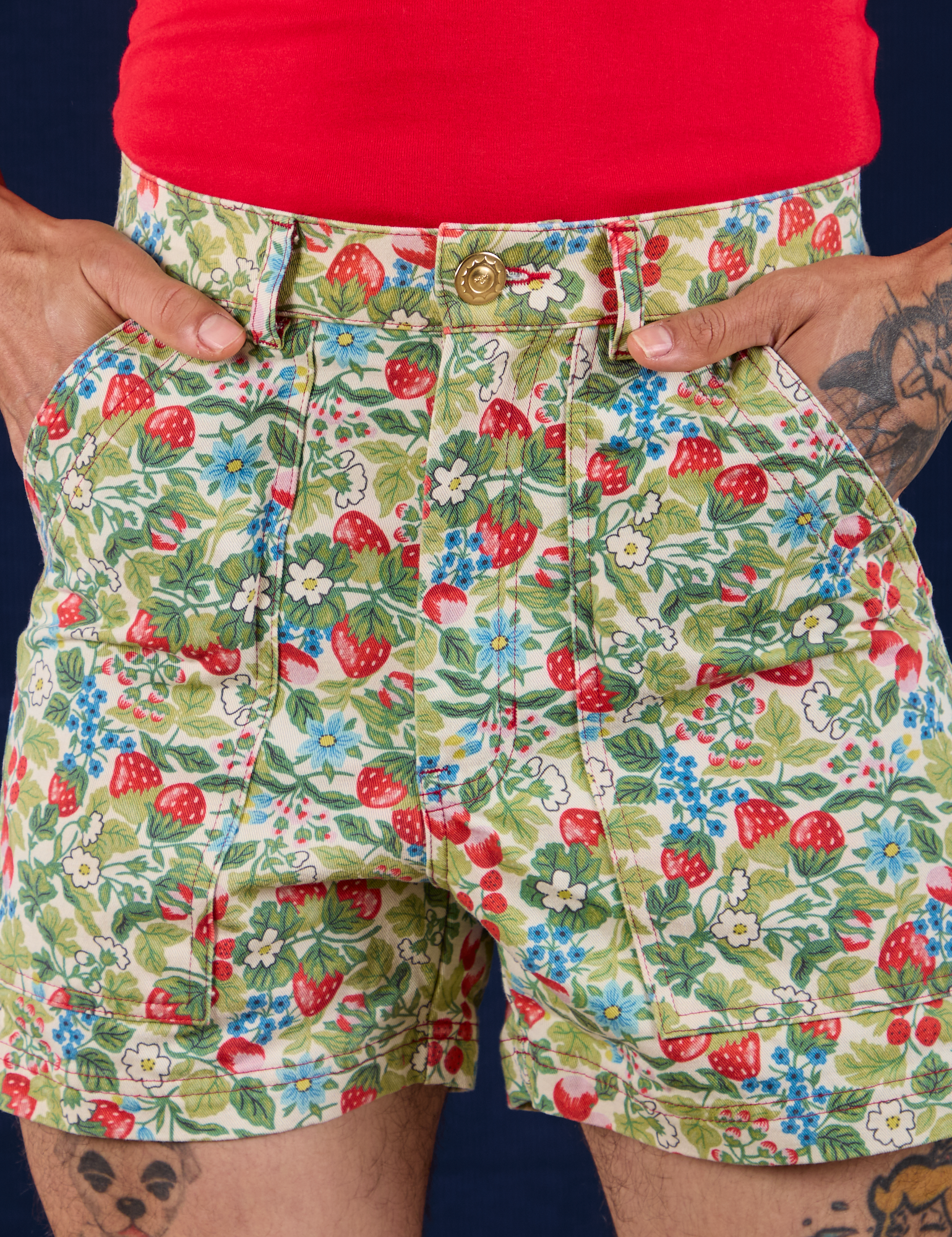Work Shorts in Off-White Strawberry front close up on Jesse