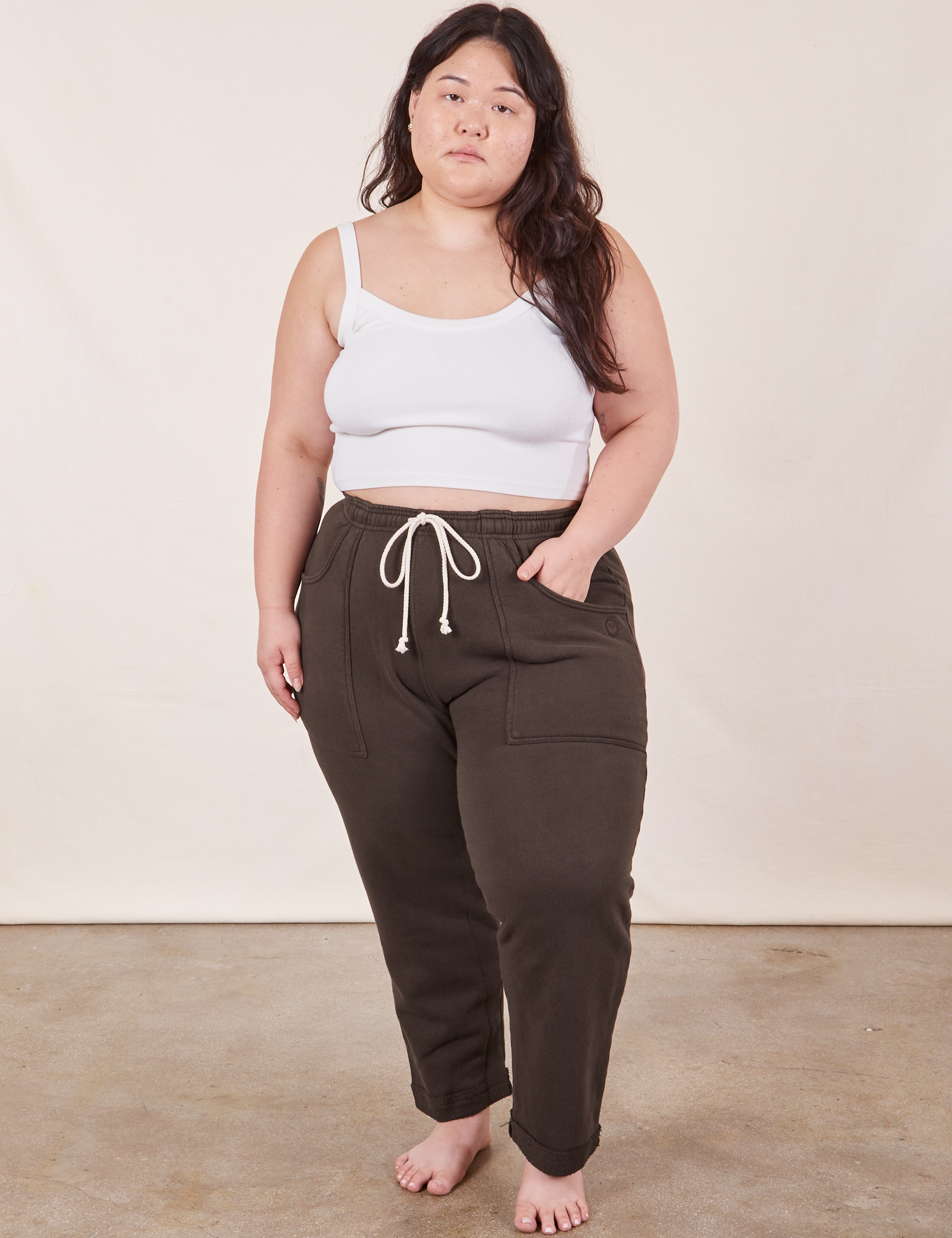 Ashley is 5&#39;7&quot; and wearing XL Cropped Rolled Cuff Sweatpants in Espresso Brown paired with vintage off-white Cami