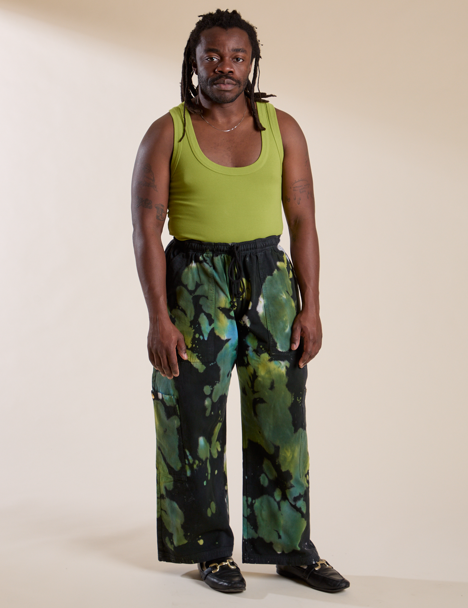 Demi is 5'6" and wearing S Magic Waters Drop Pocket Pants in Green Pool paired with a gross green Cropped Tank