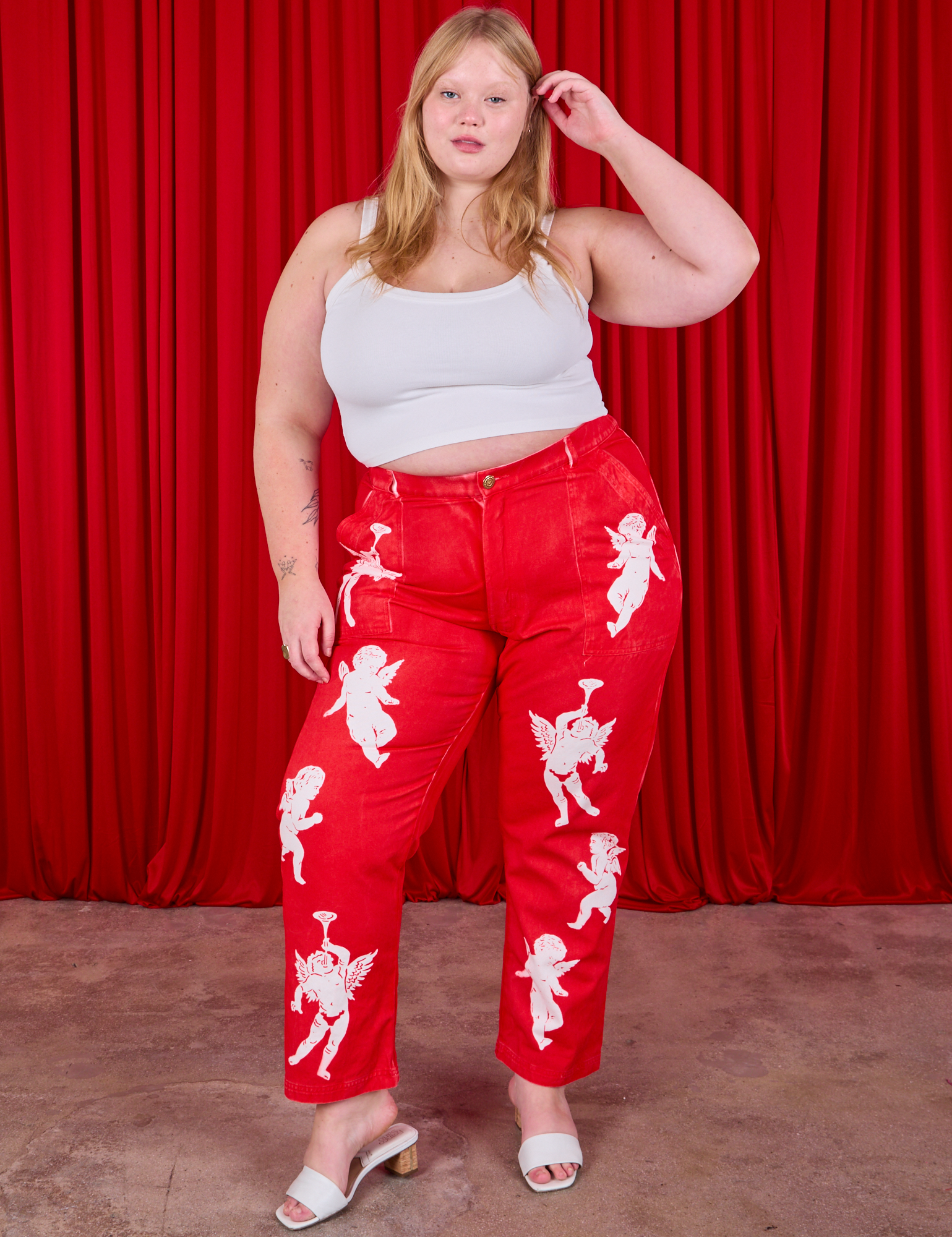 Juliet is 5&#39;7&quot; and wearing 1XL Airbrush Cupid Work Pants paired with Cami in Vintage Tee Off-White