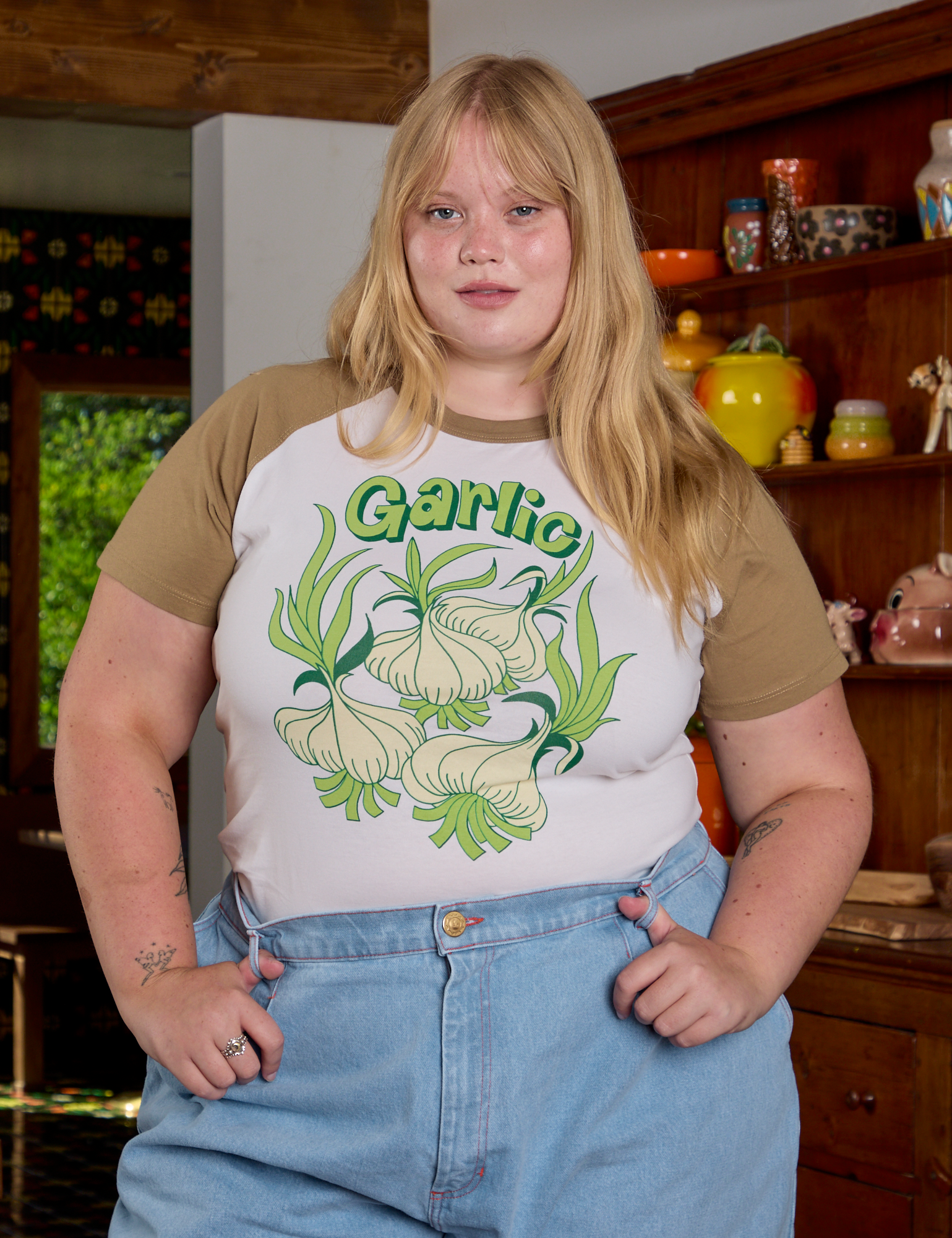 Juliet is 5&#39;7&quot; and wearing L Short Sleeve Raglan Tee in Garlic