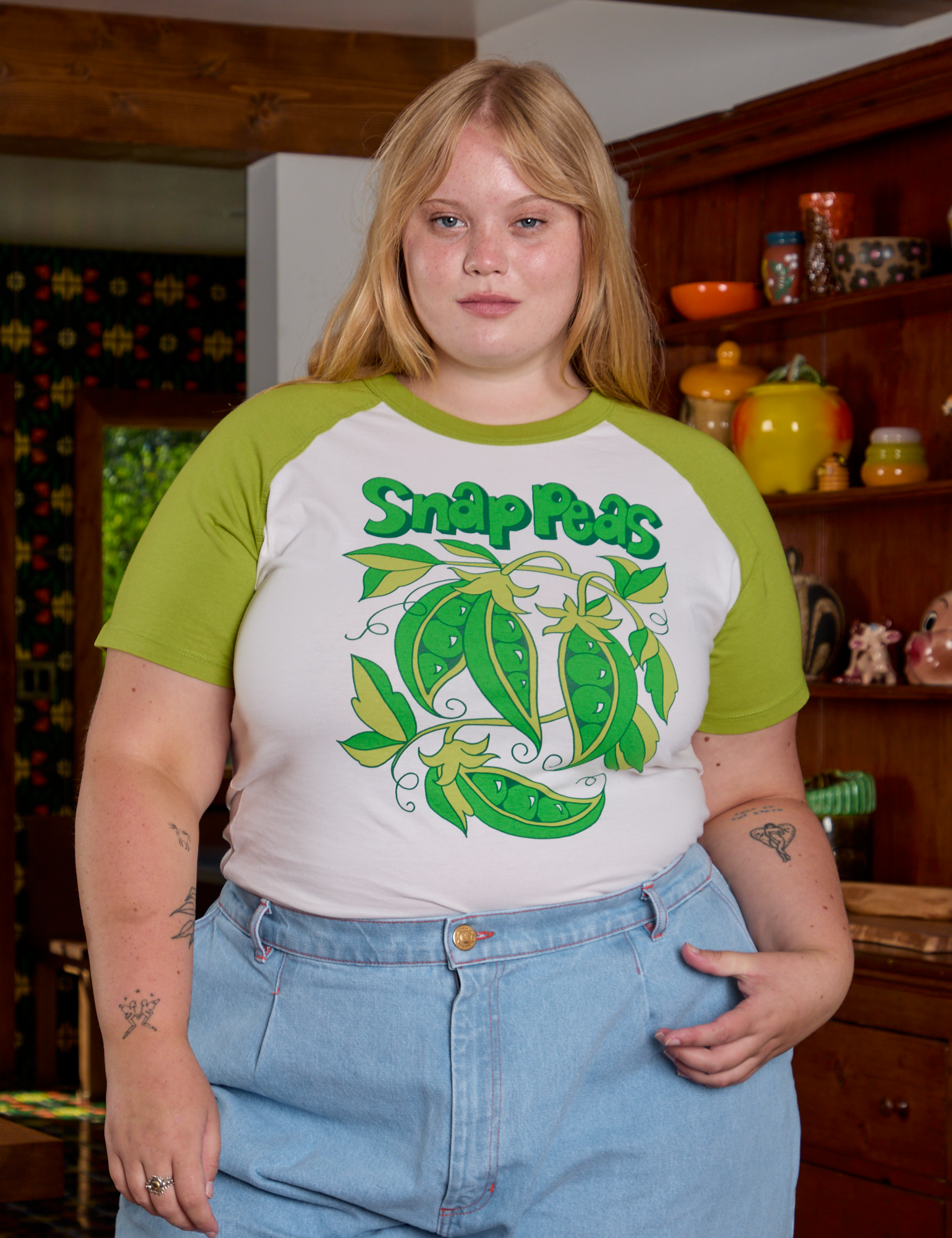 Juliet is 5&#39;7&quot; and wearing L Short Sleeve Raglan Tee in Snap Peas