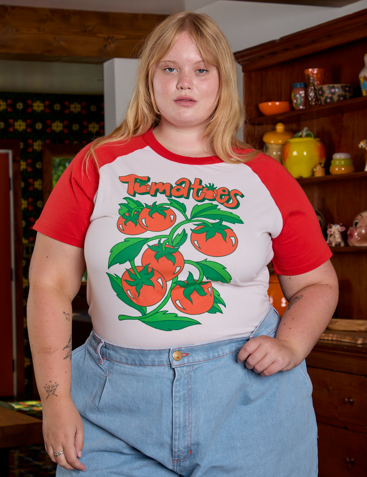 Juliet is 5&#39;7&quot; and wearing L Short Sleeve Raglan Tee in Tomatoes