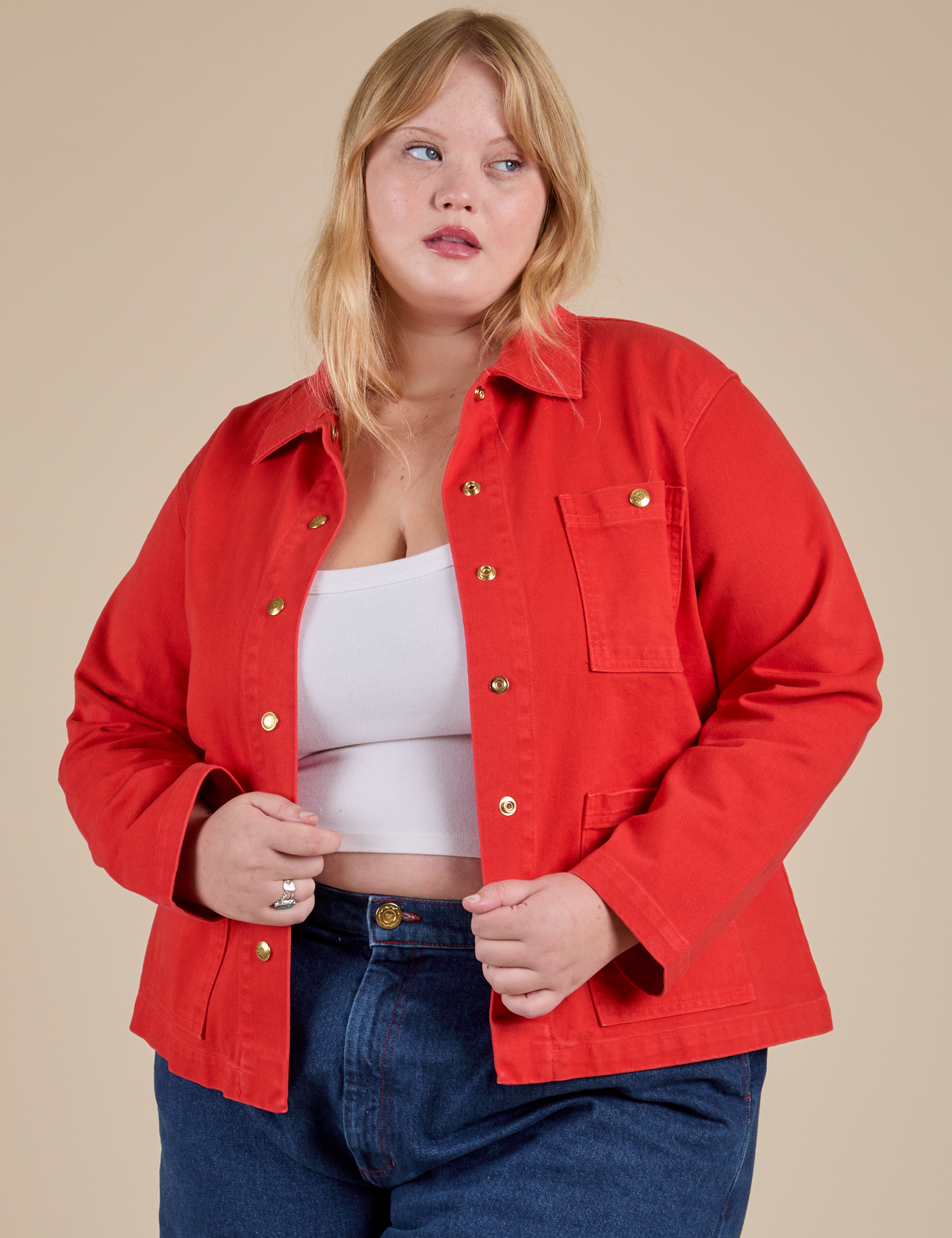 Juliet is 5&#39;8&quot; and wearing L Denim Work Jacket in Mustang Red