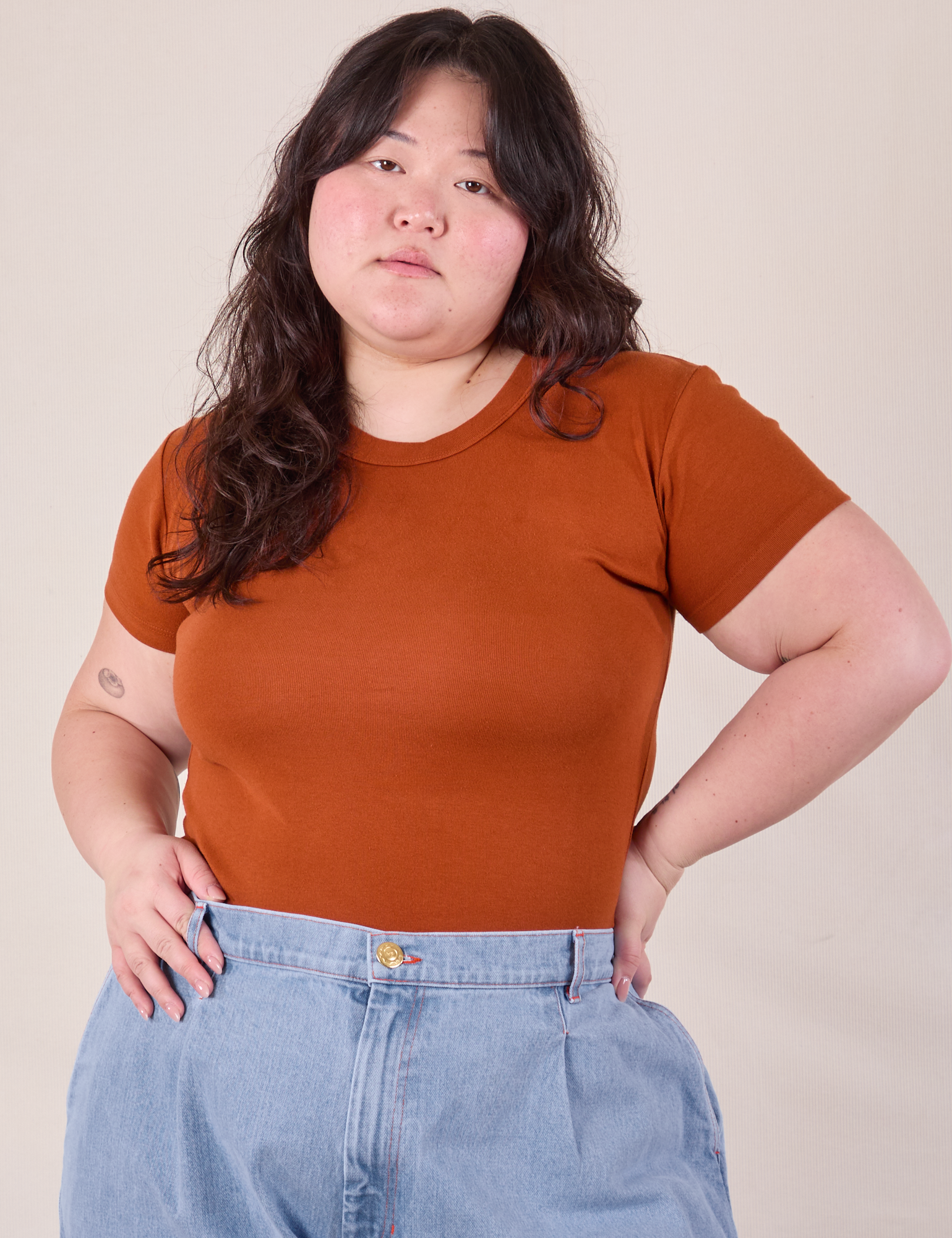 Ashley is 5&#39;7&quot; and wearing L Baby Tee in Burnt Terracotta