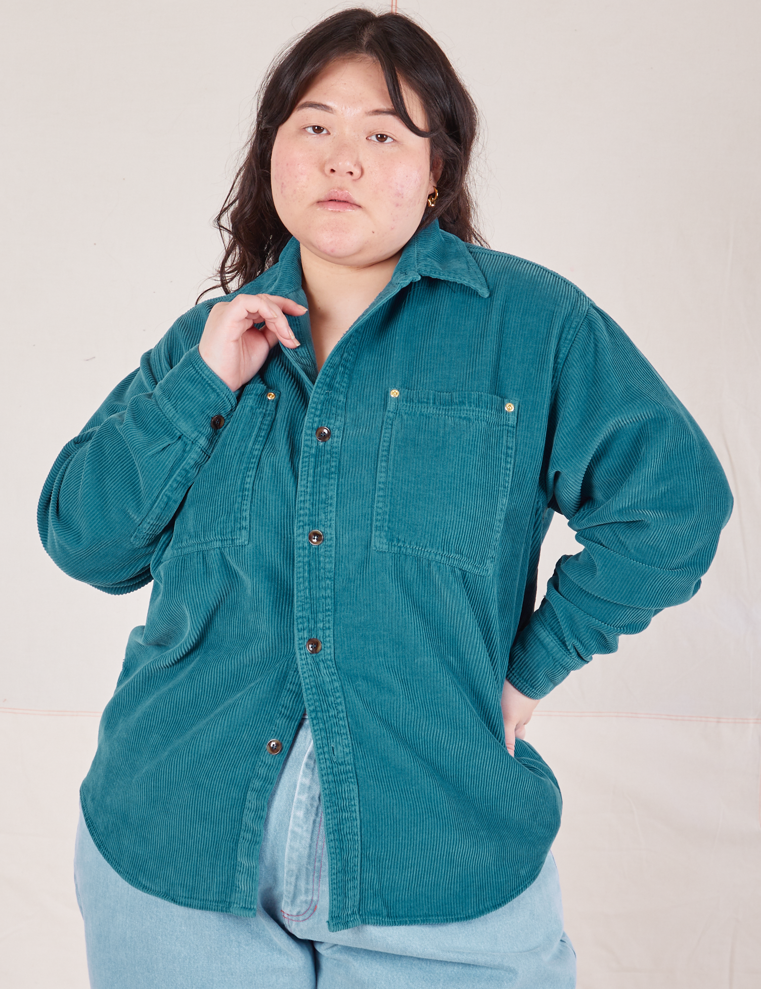 Ashley is 5&#39;7&quot; and wearing M Corduroy Overshirt in Marine Blue