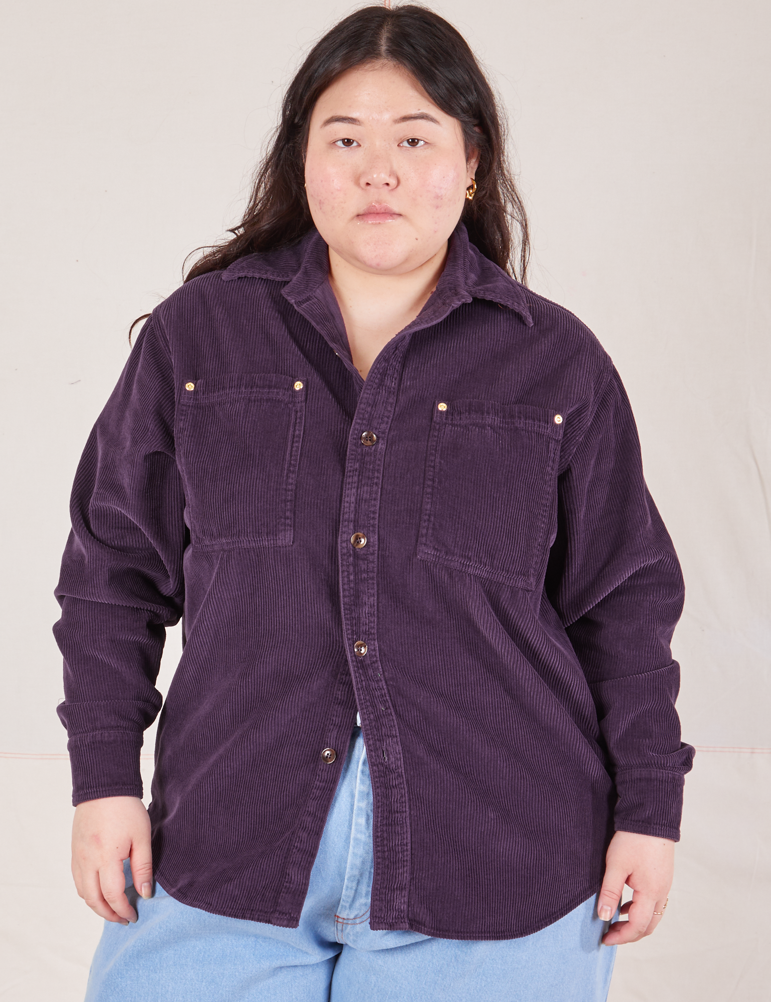 Ashley is 5&#39;7&quot; and wearing M Corduroy Overshirt in Nebula Purple