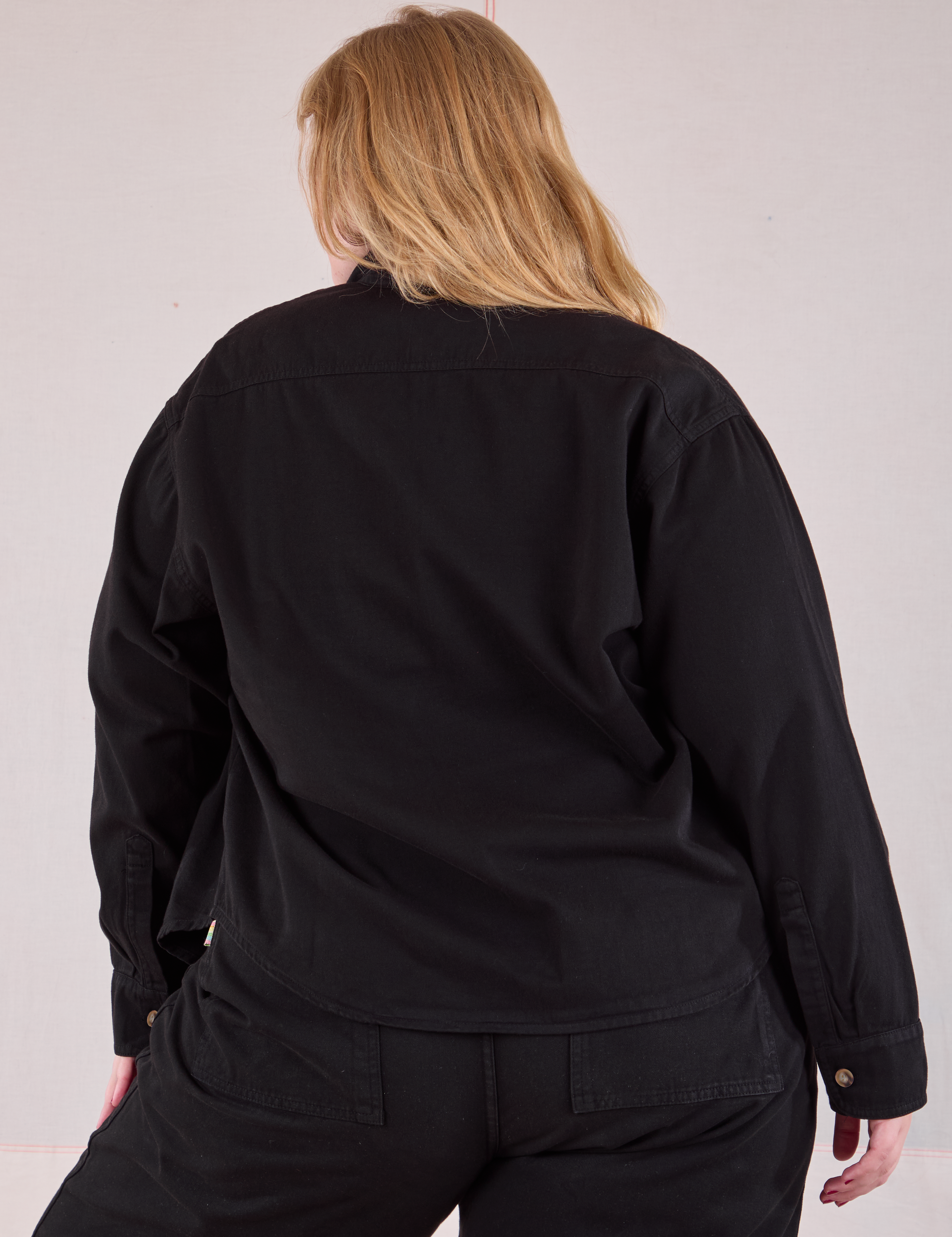 Cropped Overshirt in Basic Black back view on Juliet